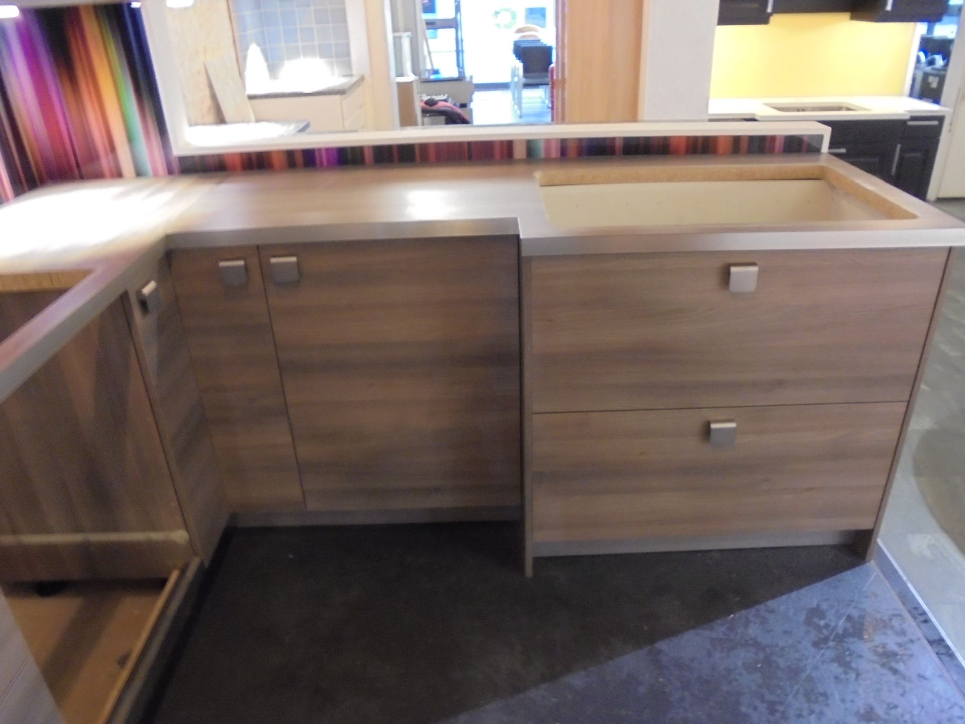 Hacker Kitchen Display in Wood Finish. Consists of: 900mm Base Drawer Unit, 2 End Panels, Space - Image 3 of 6