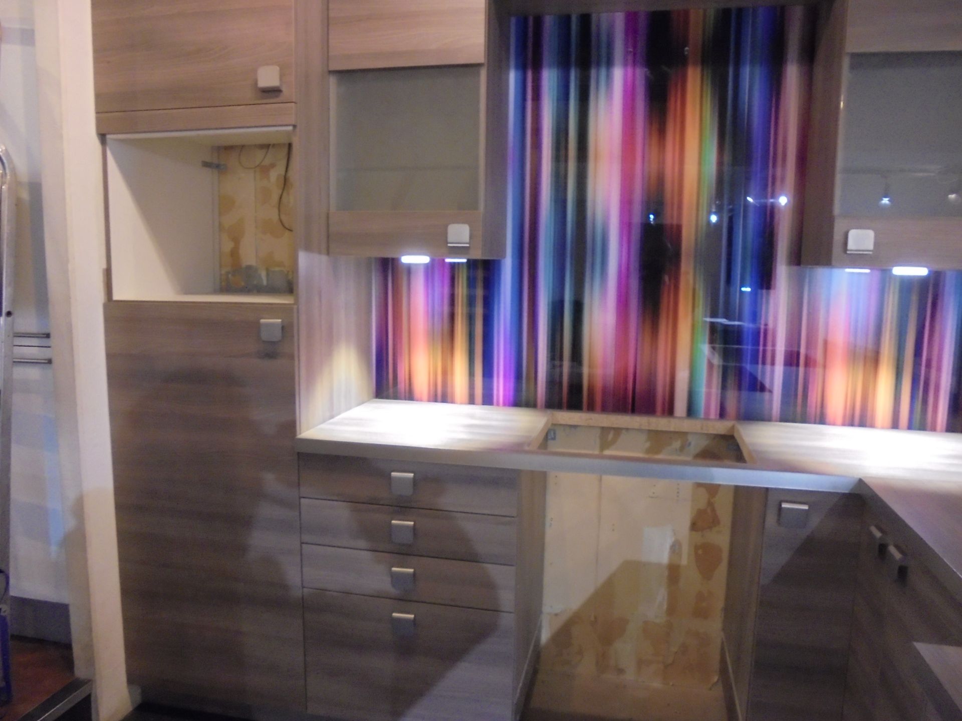 Hacker Kitchen Display in Wood Finish. Consists of: 900mm Base Drawer Unit, 2 End Panels, Space - Image 2 of 6