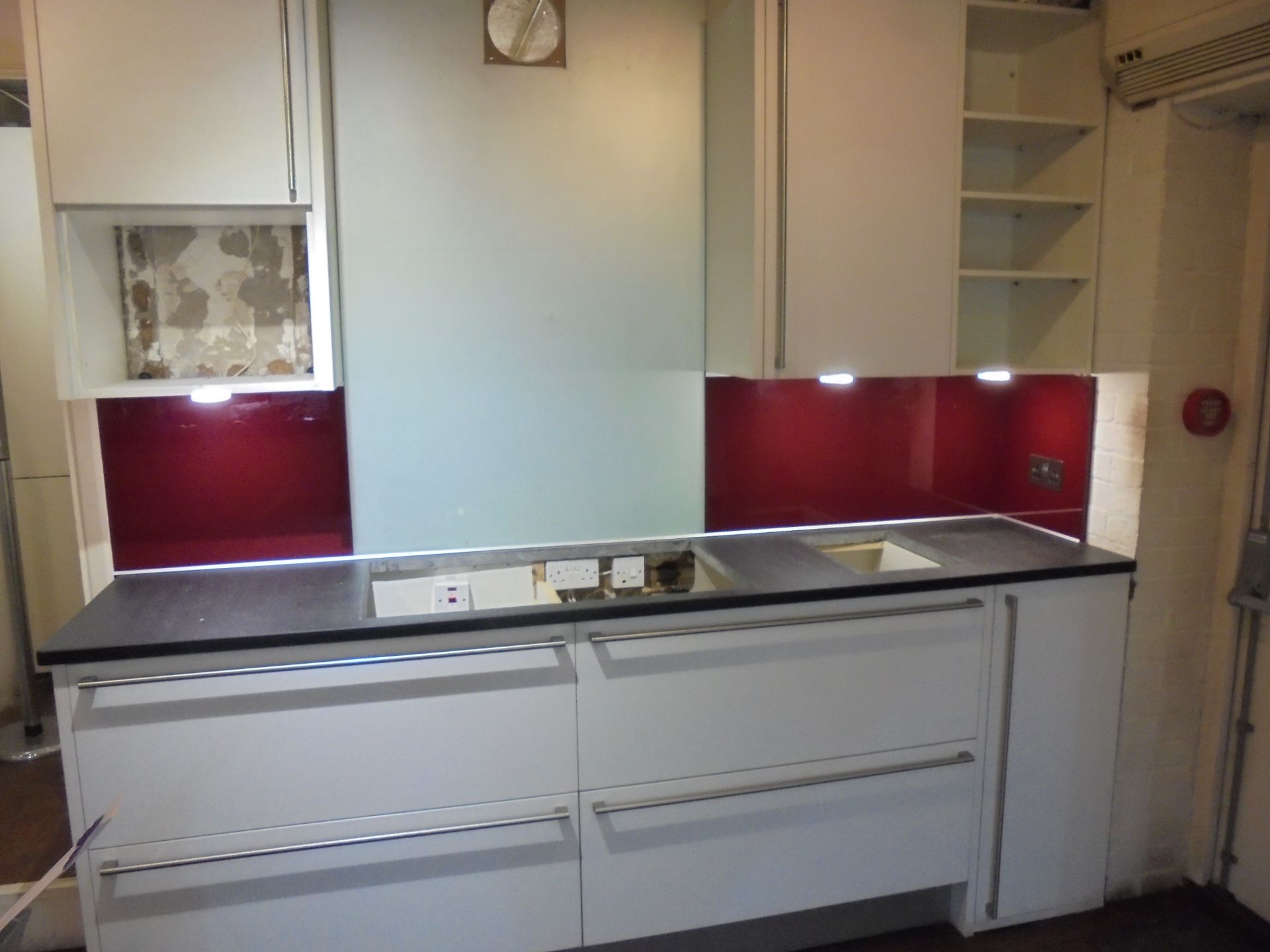 Hacker Kitchen Display in White. Consists of: 2 x 2 Deep Drawer 1000mm Base Units with End Panels, - Image 2 of 6