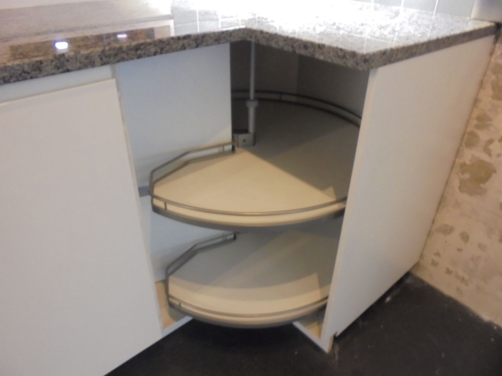 Hacker Kitchen Display in White Gloss. Consists of: 600mm 4 Drawer Base Unit, 900mm Corner Base Unit - Image 3 of 6