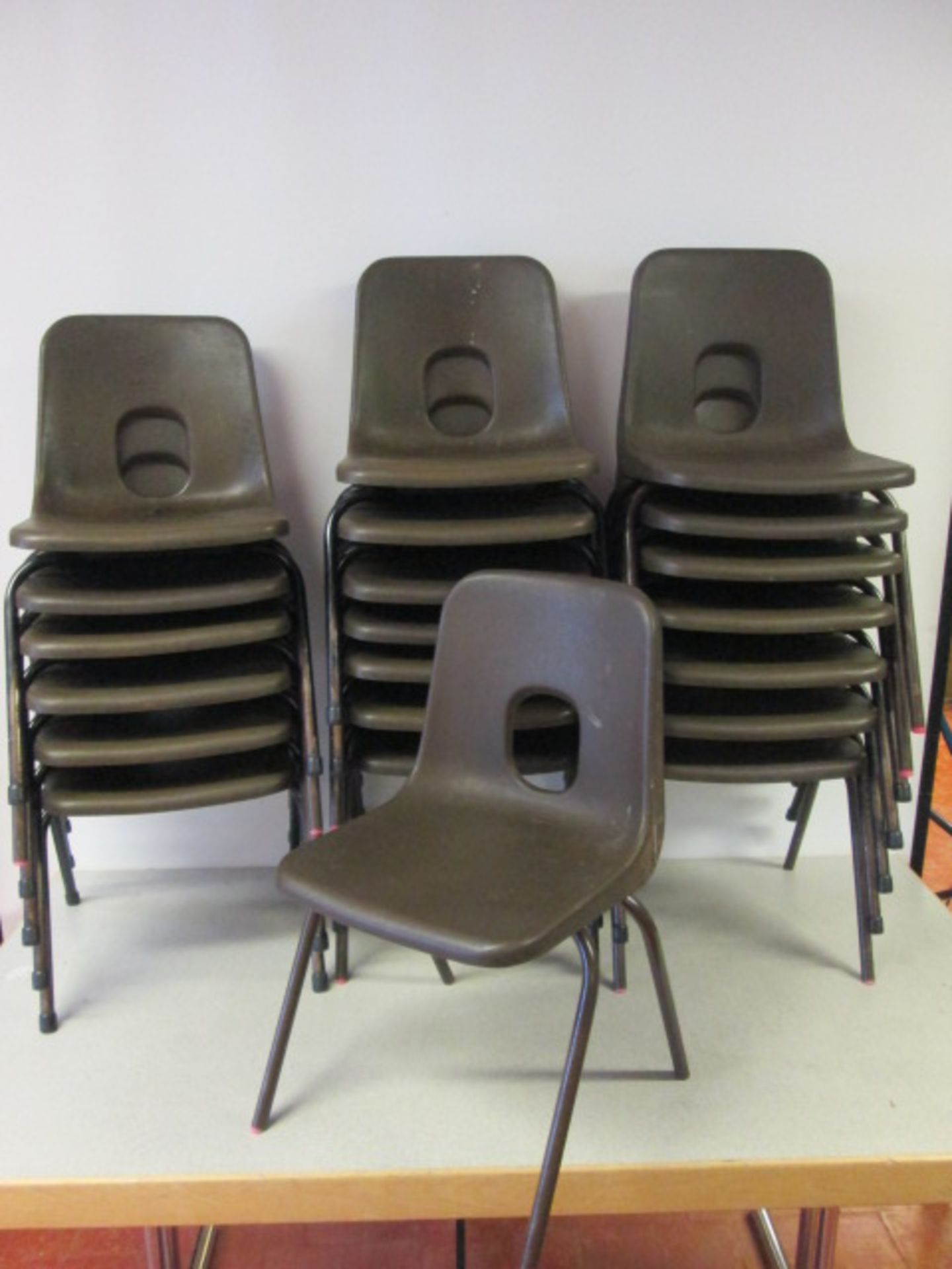 21 x Hille Series E Overall, Children's Classroom Stacking Chairs in Brown. Size (H) 60cm x (W) 40cm