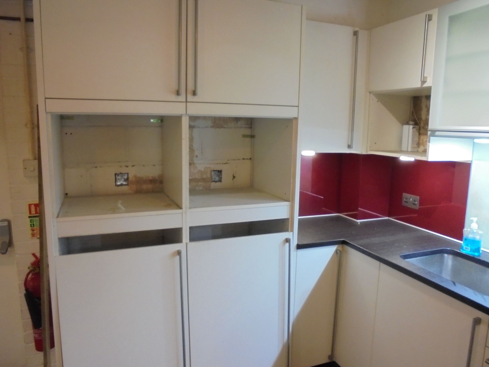 Hacker Kitchen Display in White. Consists of: 2 x 2 Deep Drawer 1000mm Base Units with End Panels, - Image 3 of 6