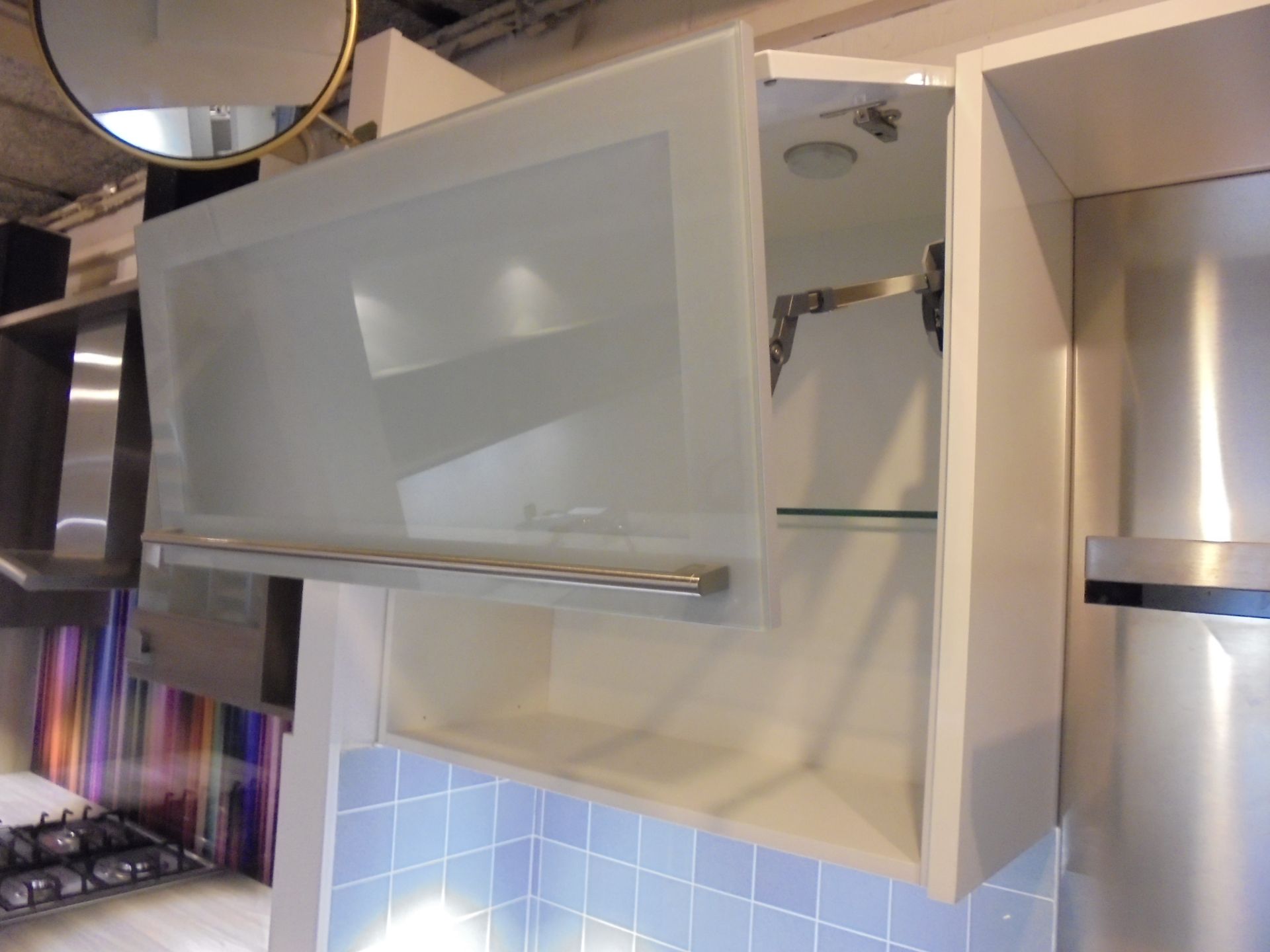 Hacker Kitchen Display in White Gloss. Consists of: 600mm 4 Drawer Base Unit, 900mm Corner Base Unit - Image 6 of 6