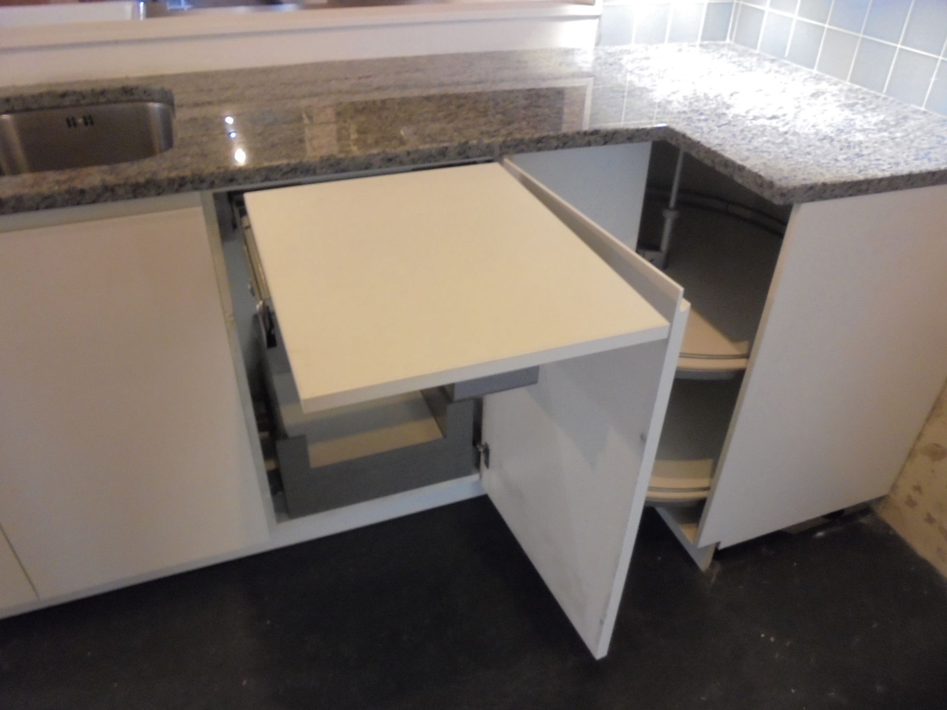 Hacker Kitchen Display in White Gloss. Consists of: 600mm 4 Drawer Base Unit, 900mm Corner Base Unit - Image 4 of 6