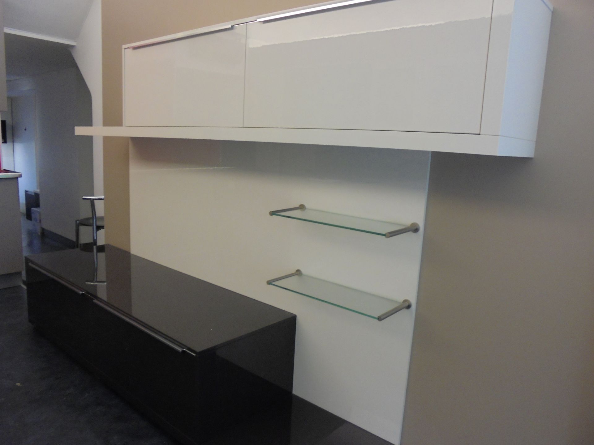 Hacker Kitchen Display in Gloss Brown with Cream Wall Units. Consists of: 2 x 900mm x 500mm High - Image 2 of 2
