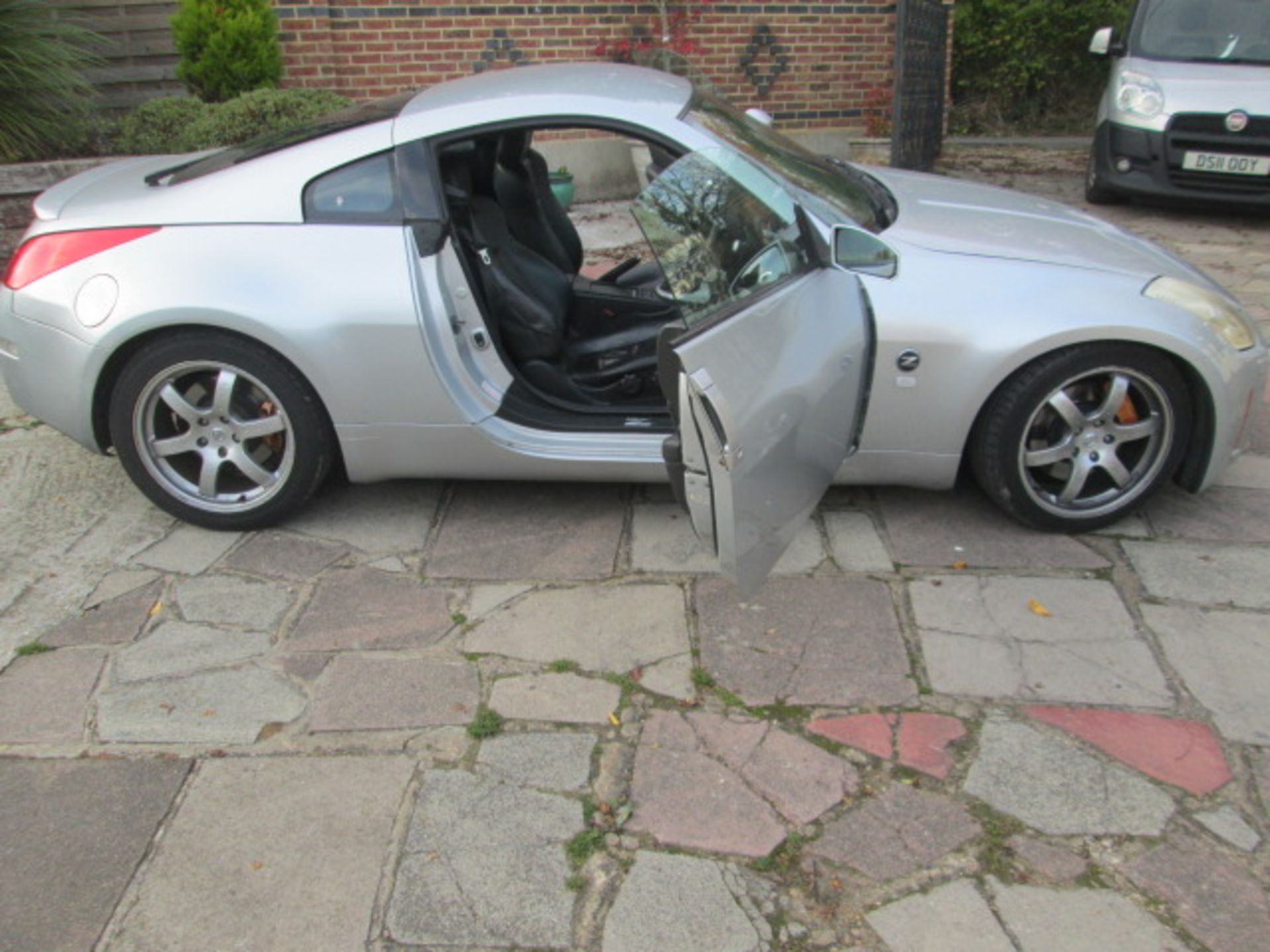 HIL 7890: Nissan 350z in Grey. 3498cc, Petrol, 6 Speed Manual. 2 Previous Owners, First Registered - Image 9 of 38