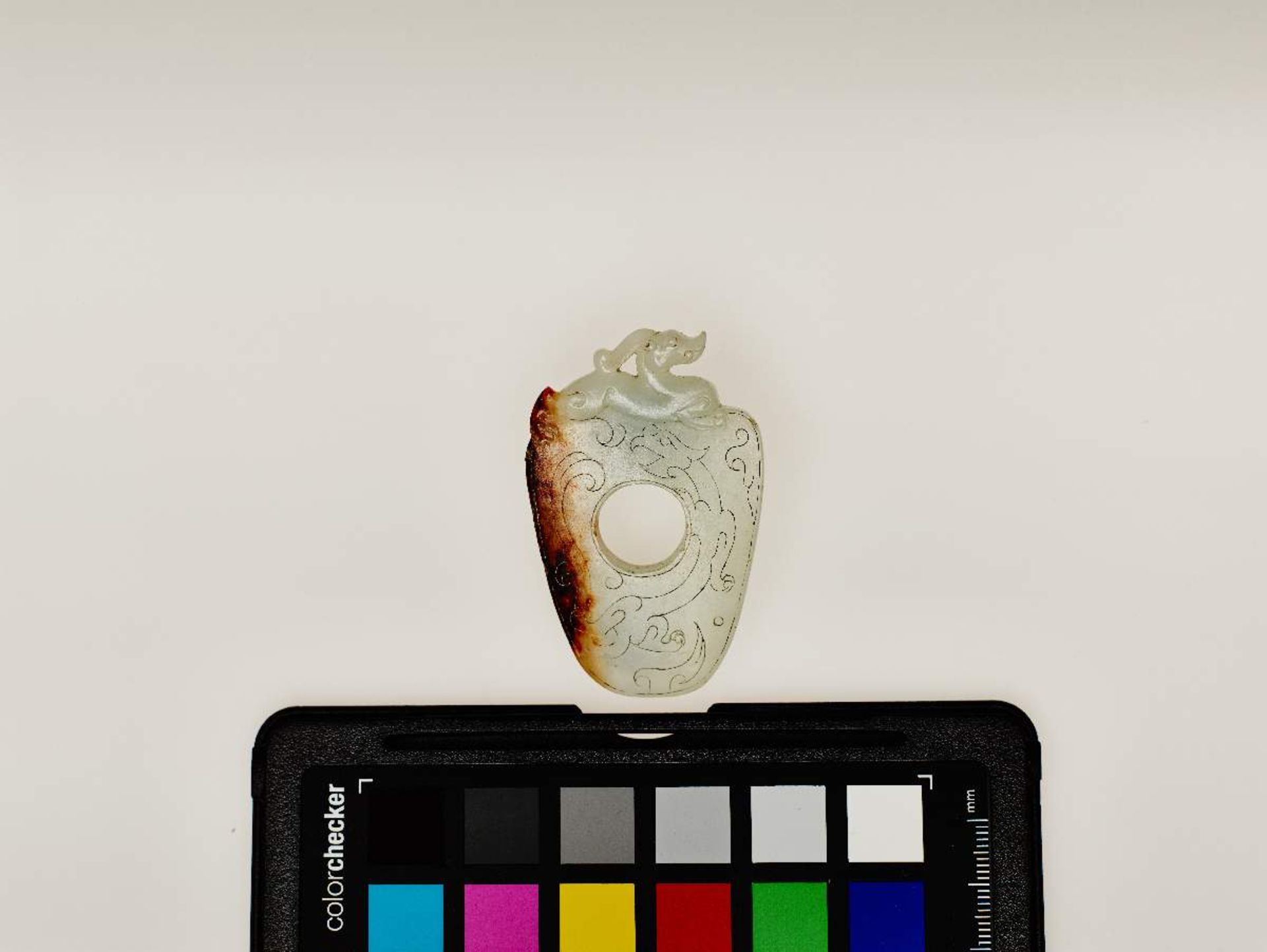 DAUMENSCHUTZ SHE UND DRACHEJade. China, Qing-Dynastie, 19. Jh.Die Form dieses aparten Jadeamuletts - Image 3 of 5