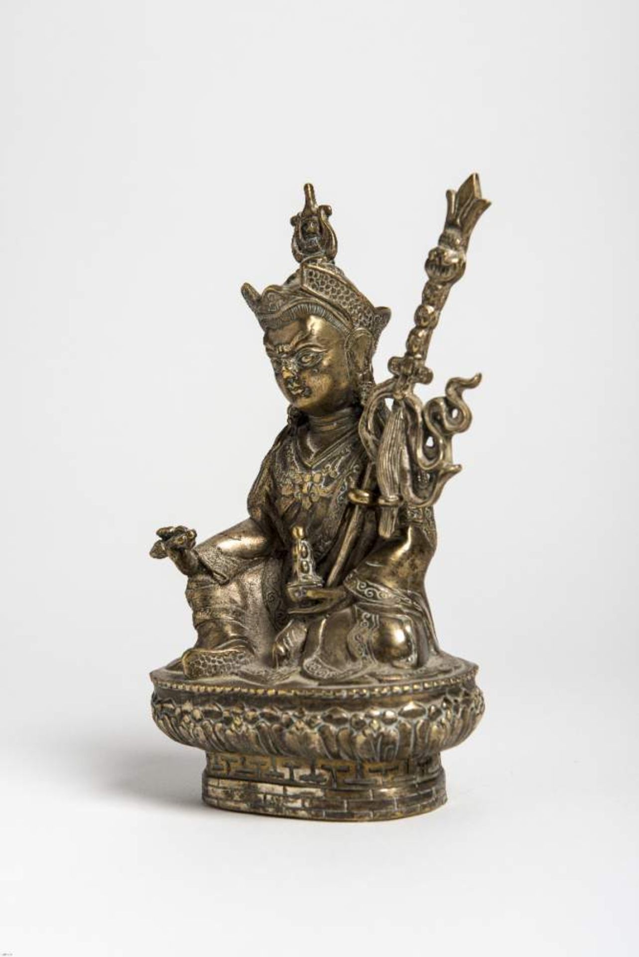 DER ORDENSGRÜNDER PADMASAMBHAVABronze. Tibet, 19. Jh.Bronze eines sitzenden Padmasambhava auf - Image 2 of 5