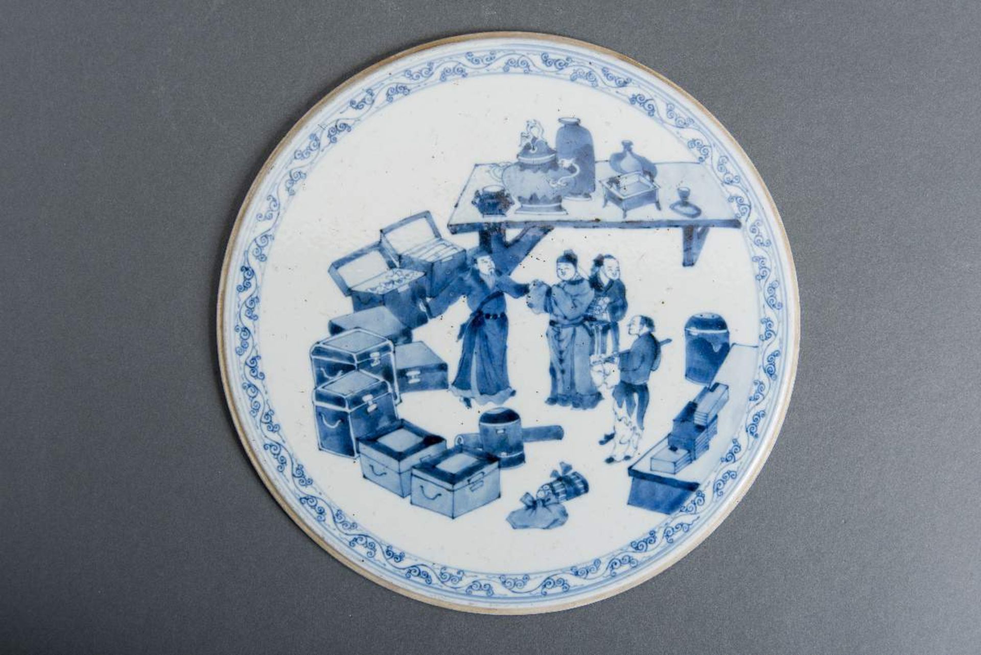 AMÜSANTE SZENE IN EINEM ANTIQITÄTEN- UND BÜCHERLADENWeißes Porzellan mit Unterglasurblau. China, 19.