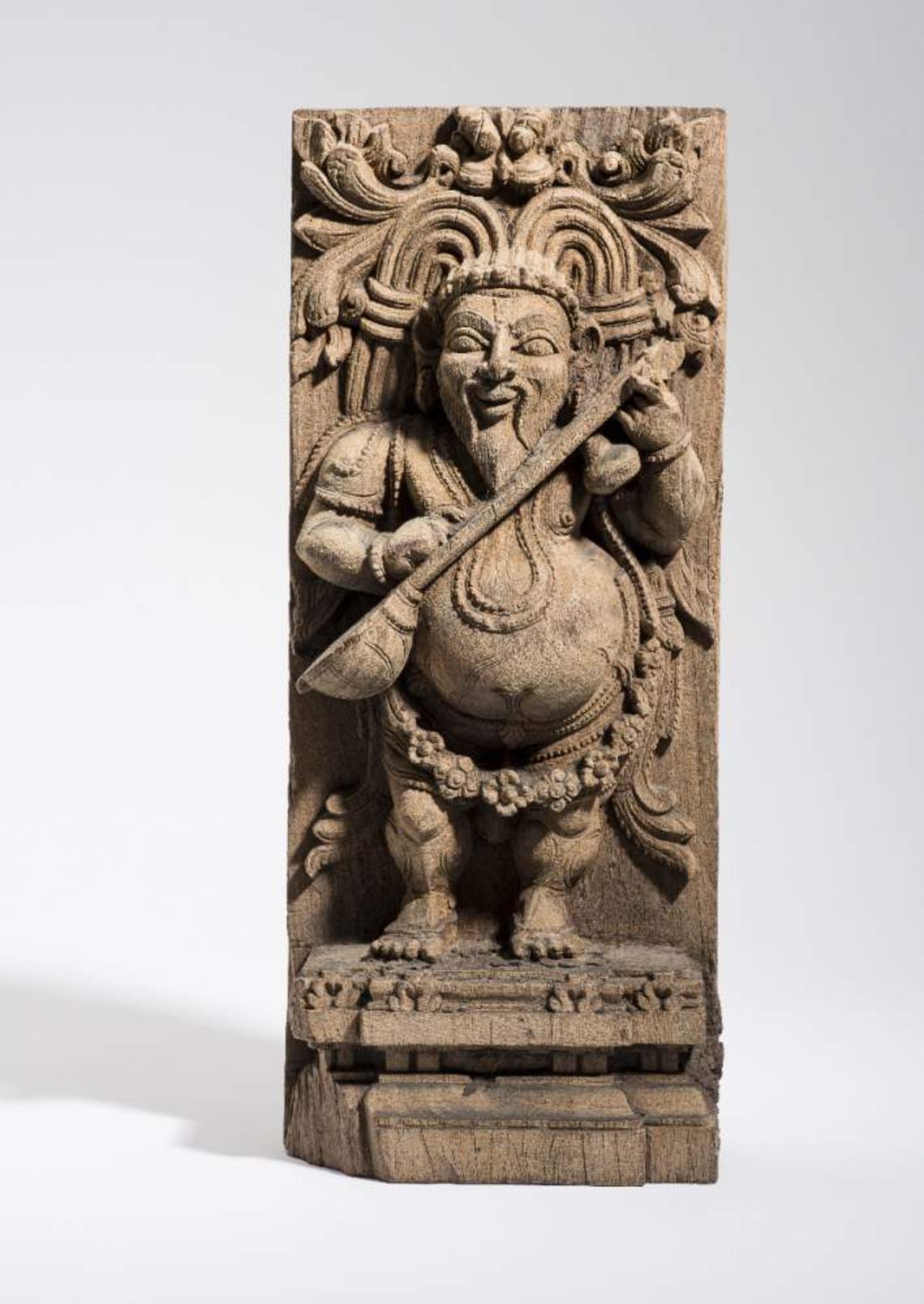 YAKSHA MIT STABZITHERHolz. Süd-Indien, Tamilnadu, Tanjore Distrikt, 19. Jh.Das sehr ausdrucksvoll