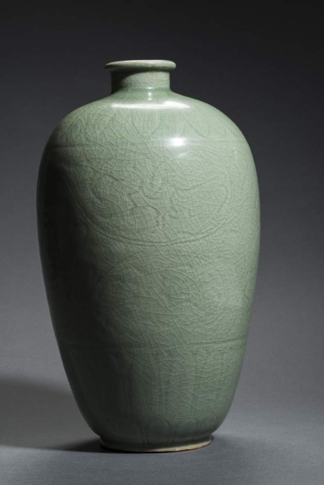 VASE MIT SELADONGLASURSteinzeug. China, Qing-DynastieSehr ausgewogen geformte Schultervase mit - Image 4 of 4