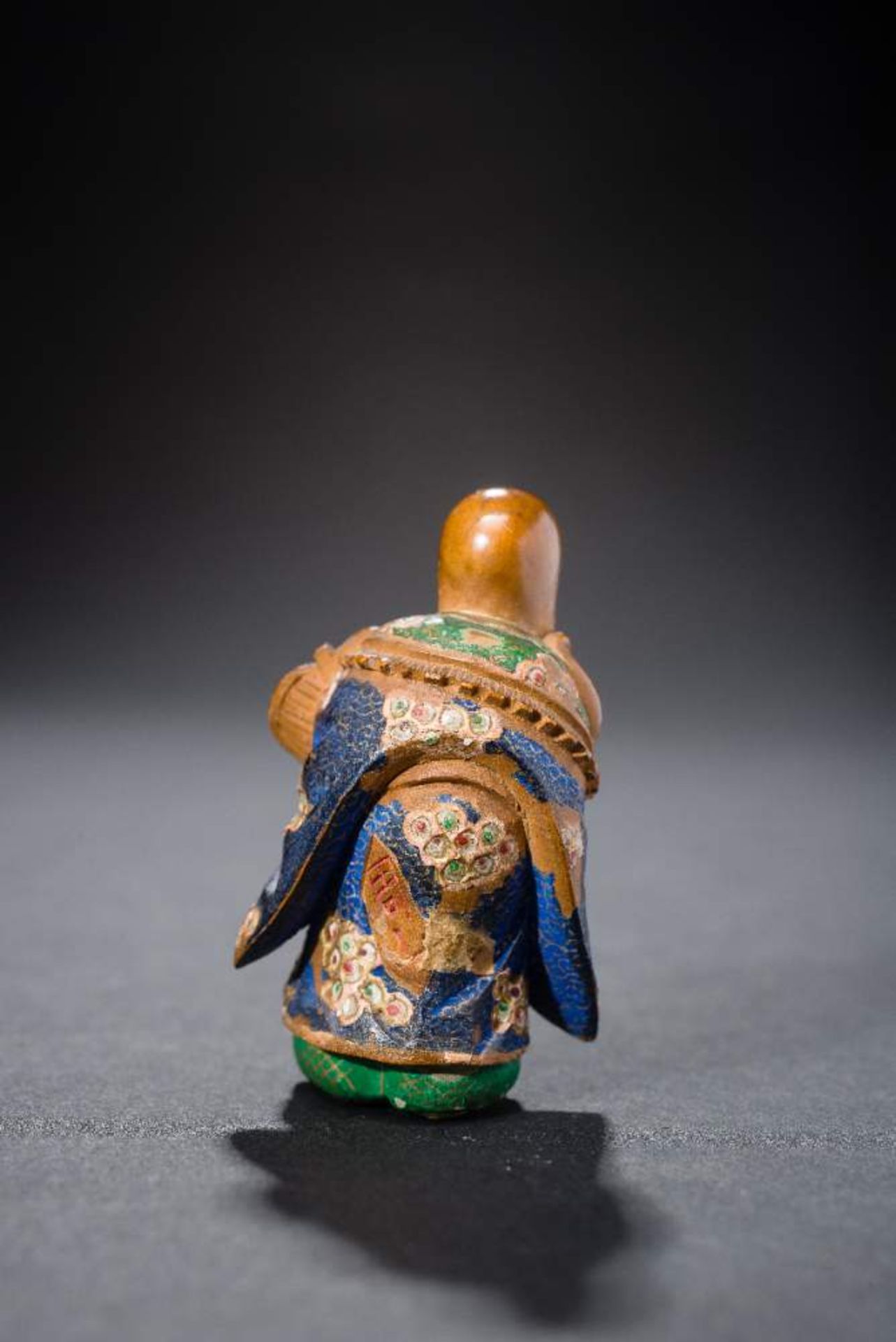 SHUZAN: DER GLÜCKSGOTT FUKUROKUJUNetsuke-Okimono, Holz mit Bemalung. Japan, 19. Jh.Sehr typische - Image 4 of 6