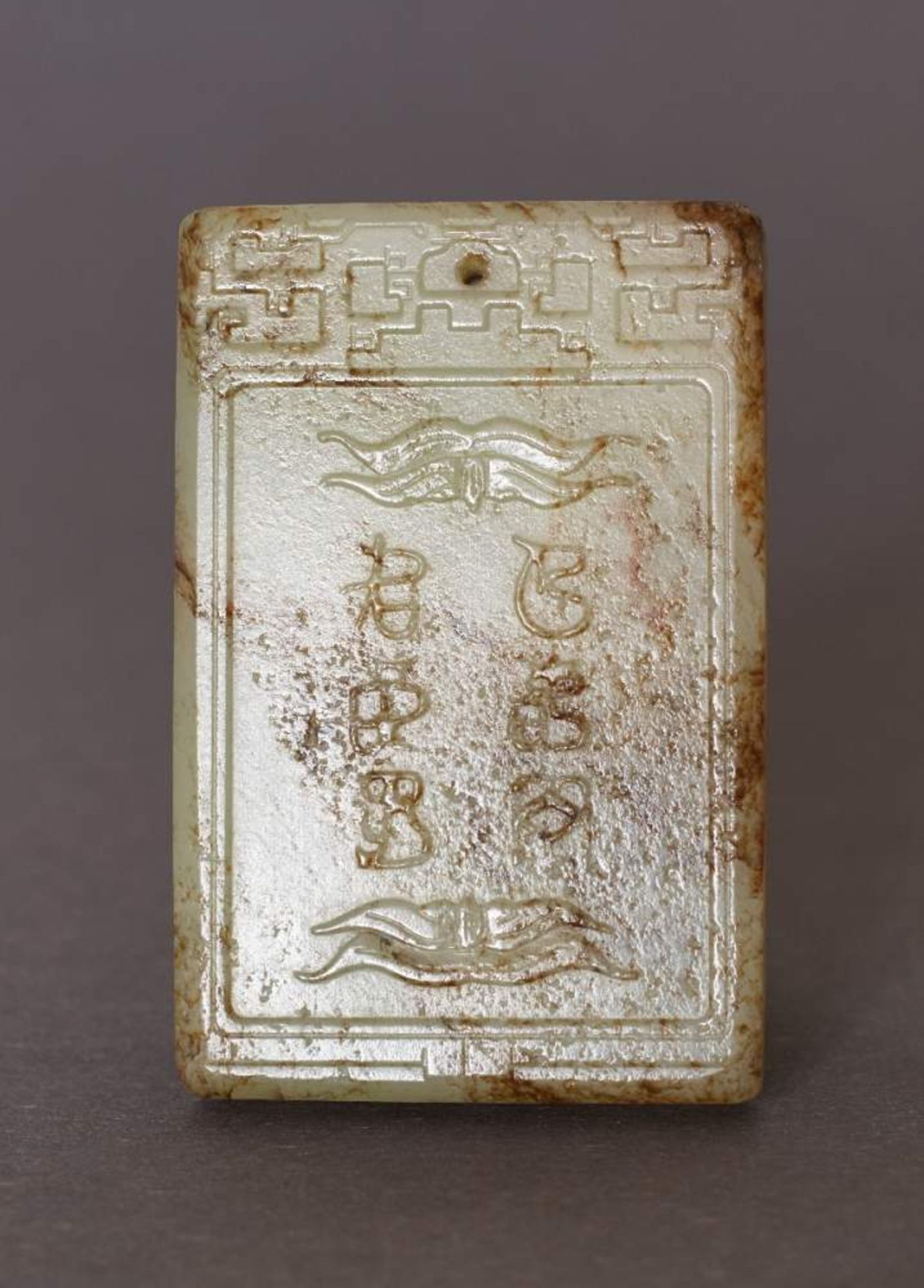 SCHMUCKANHÄNGER MIT MUSIZIERENDEN KNABENJade. China, Qing-Dynastie, frühes 19. Jh.Rechteckige - Image 2 of 6