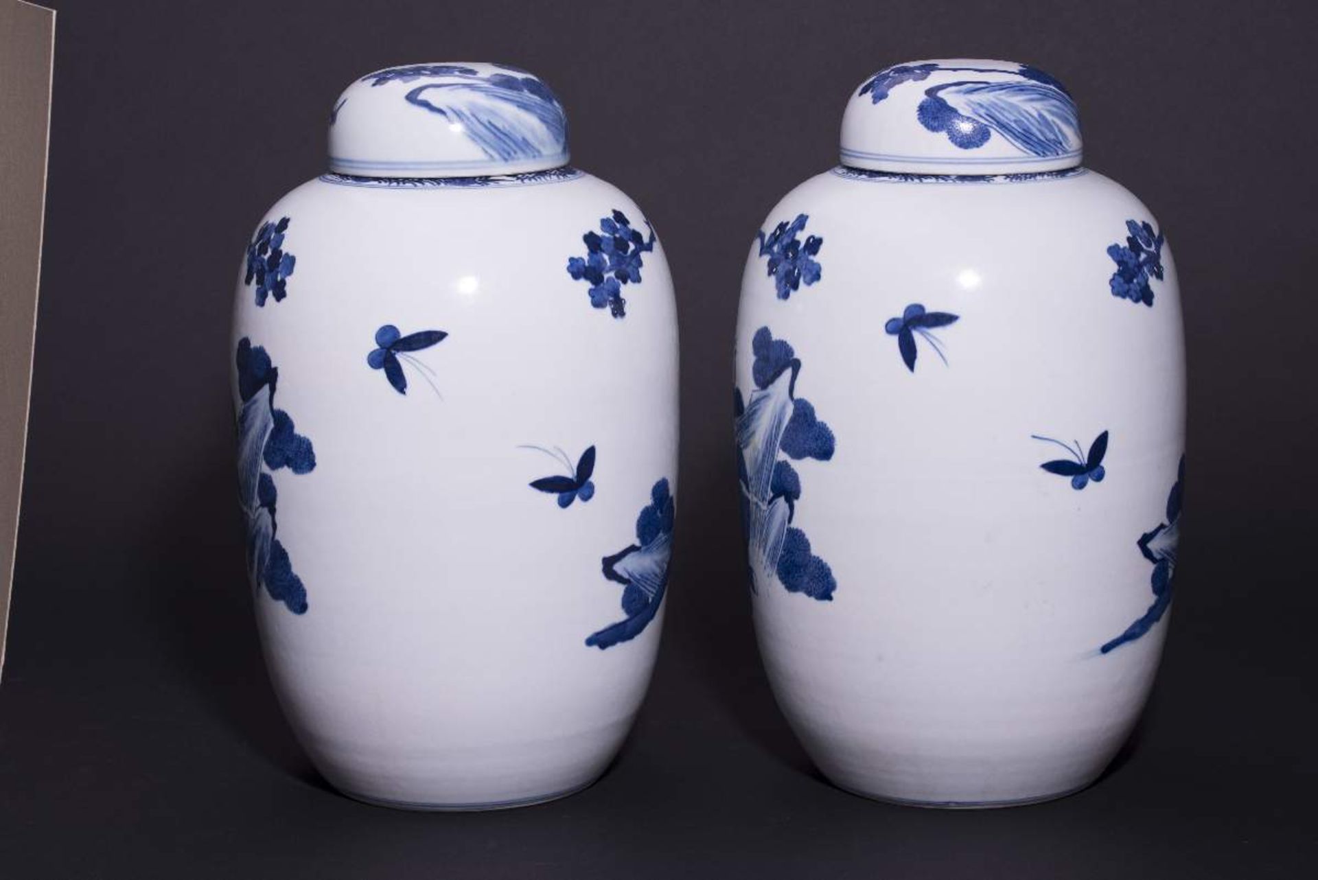 PAAR DECKELVASEN MIT GARTENSZENENBlauweißes Porzellan. China, Qing-Dynastie, 19. Jh.Mit Bodenmarke - Image 3 of 6