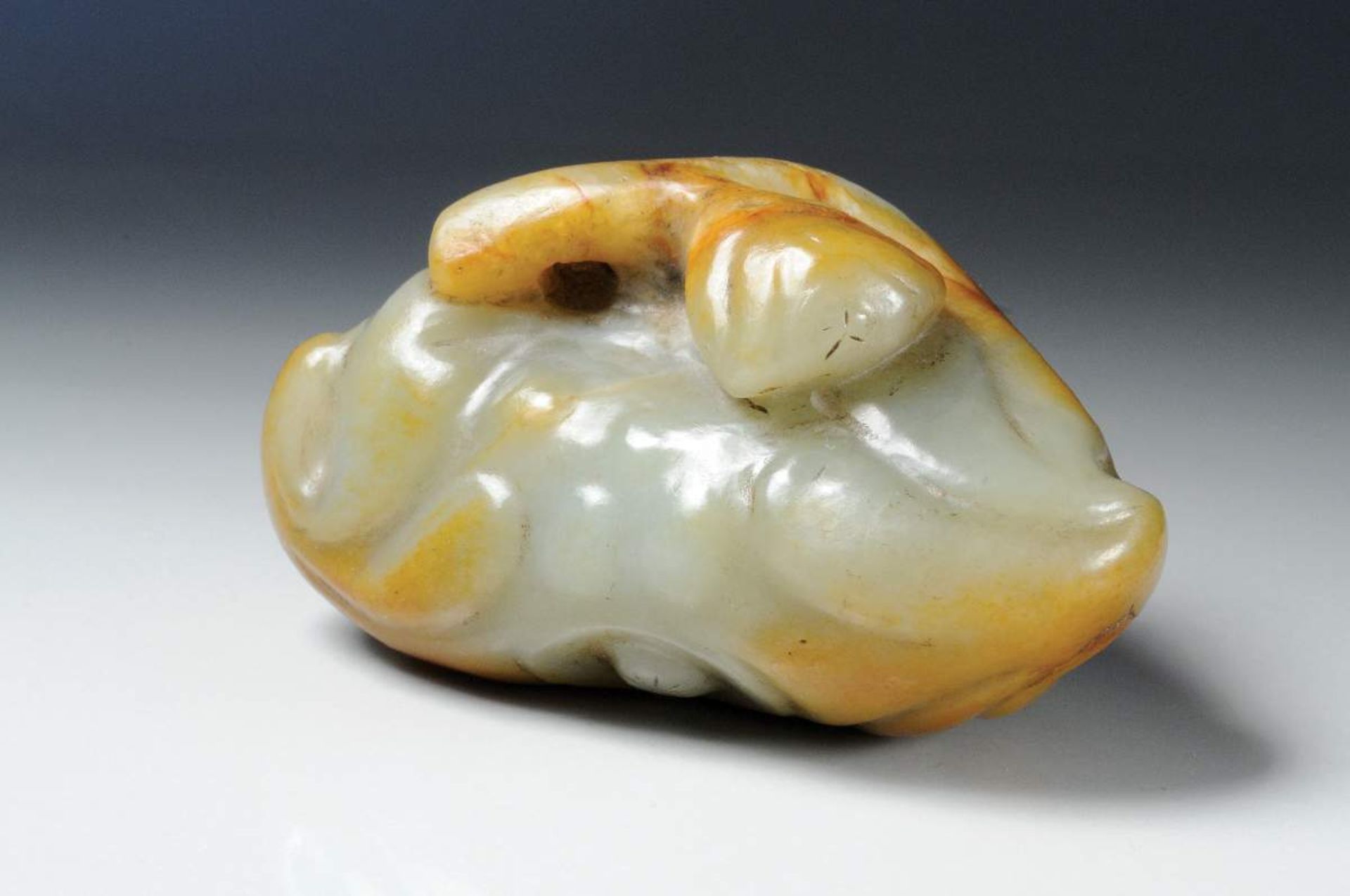 BUDDHAHANDFRUCHTJade. China, möglw. Ming-DynastieDie graugrüne Jade mit rotgelben Feldern mit