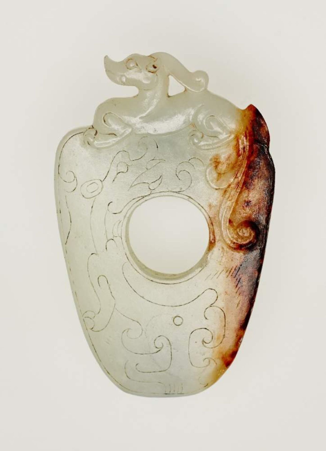 DAUMENSCHUTZ SHE UND DRACHEJade. China, Qing-Dynastie, 19. Jh.Die Form dieses aparten Jadeamuletts - Image 2 of 5