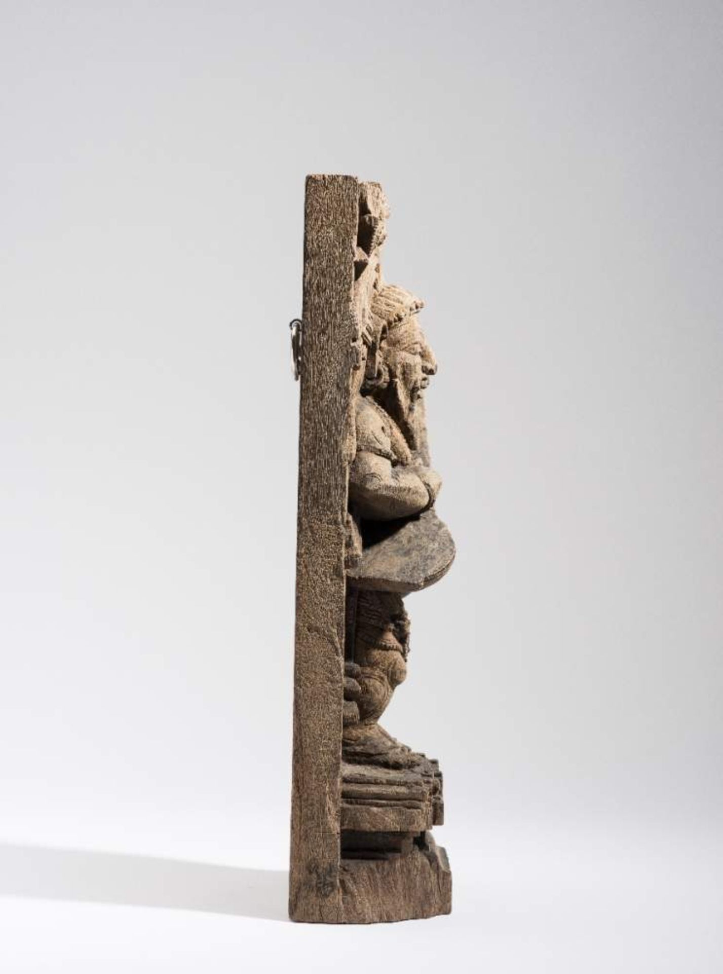 YAKSHA MIT STABZITHERHolz. Süd-Indien, Tamilnadu, Tanjore Distrikt, 19. Jh.Das sehr ausdrucksvoll - Image 4 of 5