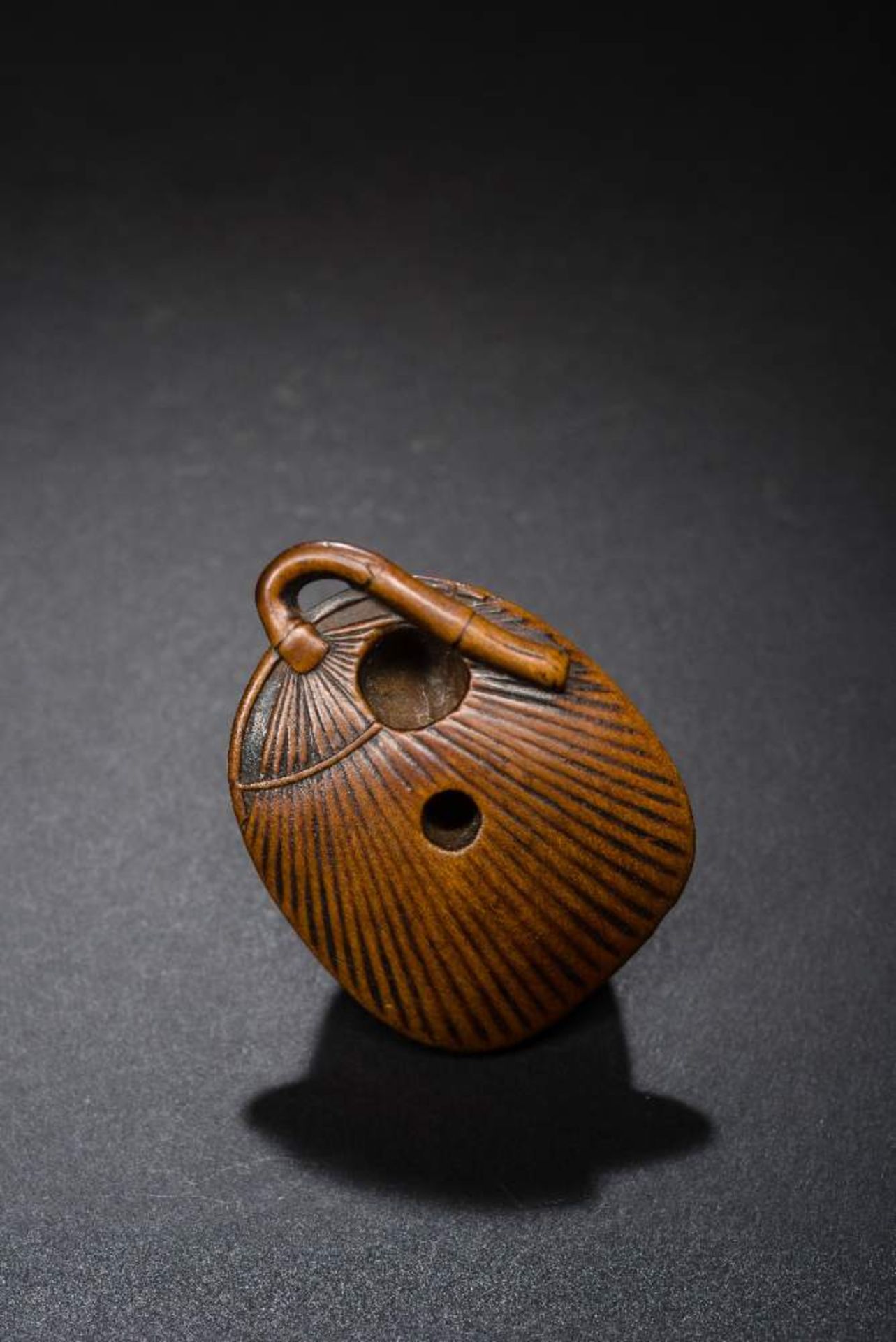 KATZE SCHLÄFT AUF FÄCHERNetsuke, Holz. Japan, fr. 19. Jh.Eine sehr gute alte Darstellung, formal - Image 6 of 6