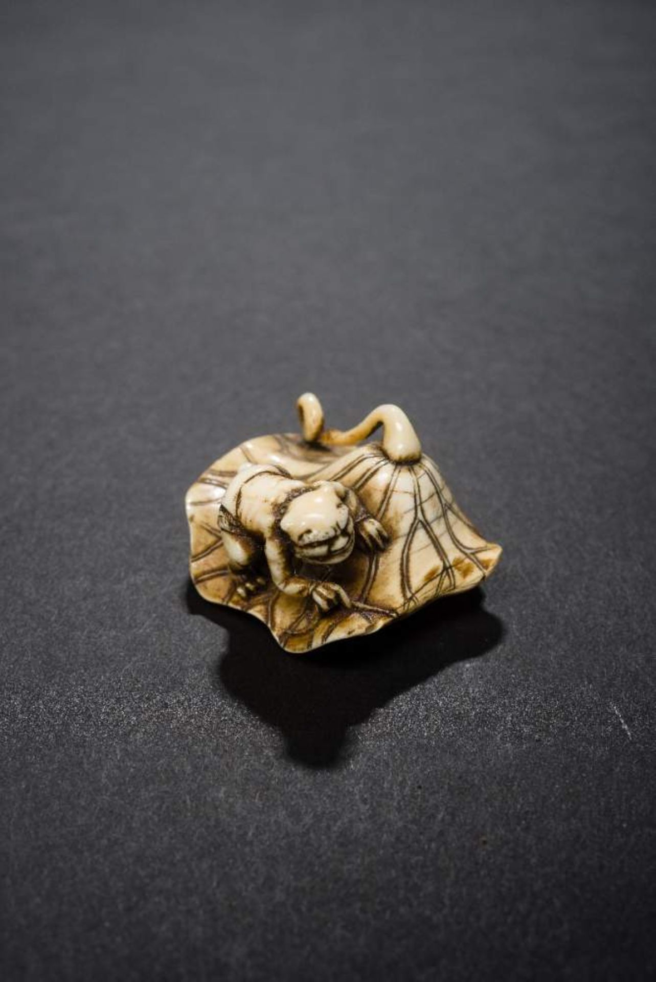 EIRAKU: EIN ONI AUF LOTUSBLATTNetsuke, Elfenbein. Japan, 1. H. 19. Jh.Sehr gute alte Arbeit, aus - Image 3 of 5