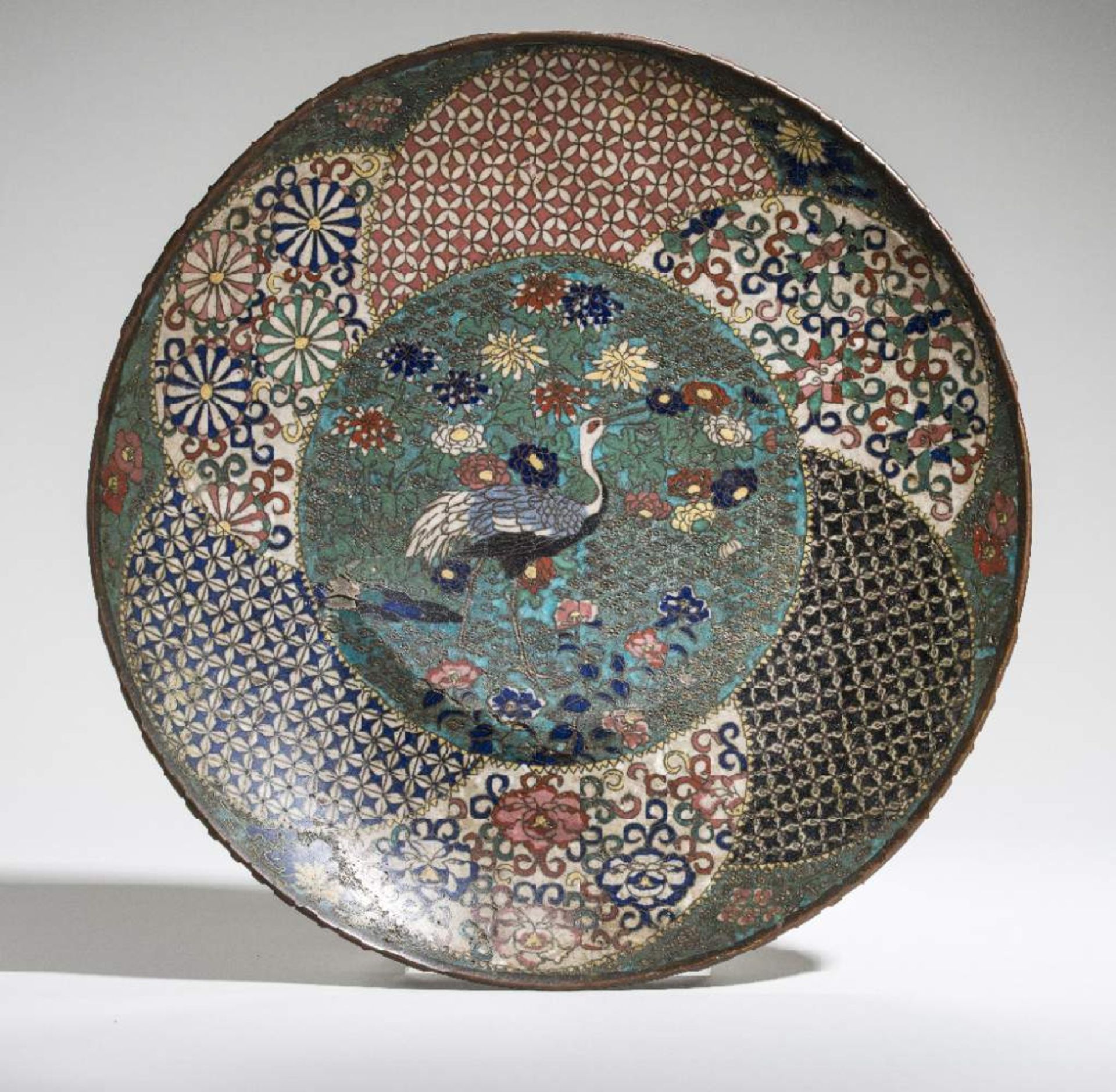 CLOISONNÉ-TELLEREmail cloisonné, Messing. Japan, Meiji-Zeit bis 1. Drittel 20. Jh.Dichter