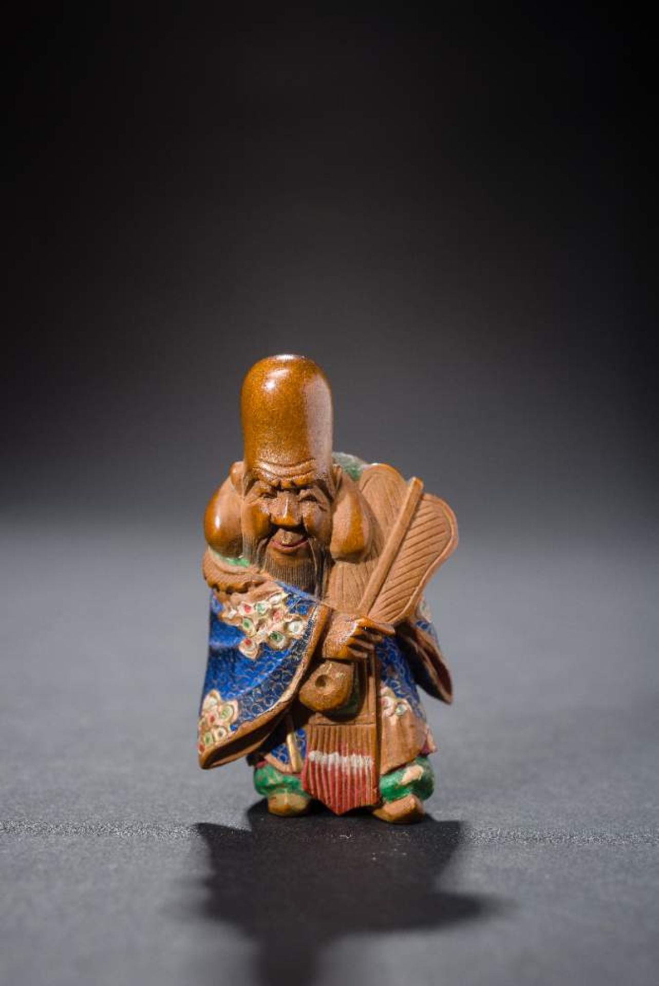 SHUZAN: DER GLÜCKSGOTT FUKUROKUJUNetsuke-Okimono, Holz mit Bemalung. Japan, 19. Jh.Sehr typische - Image 2 of 6