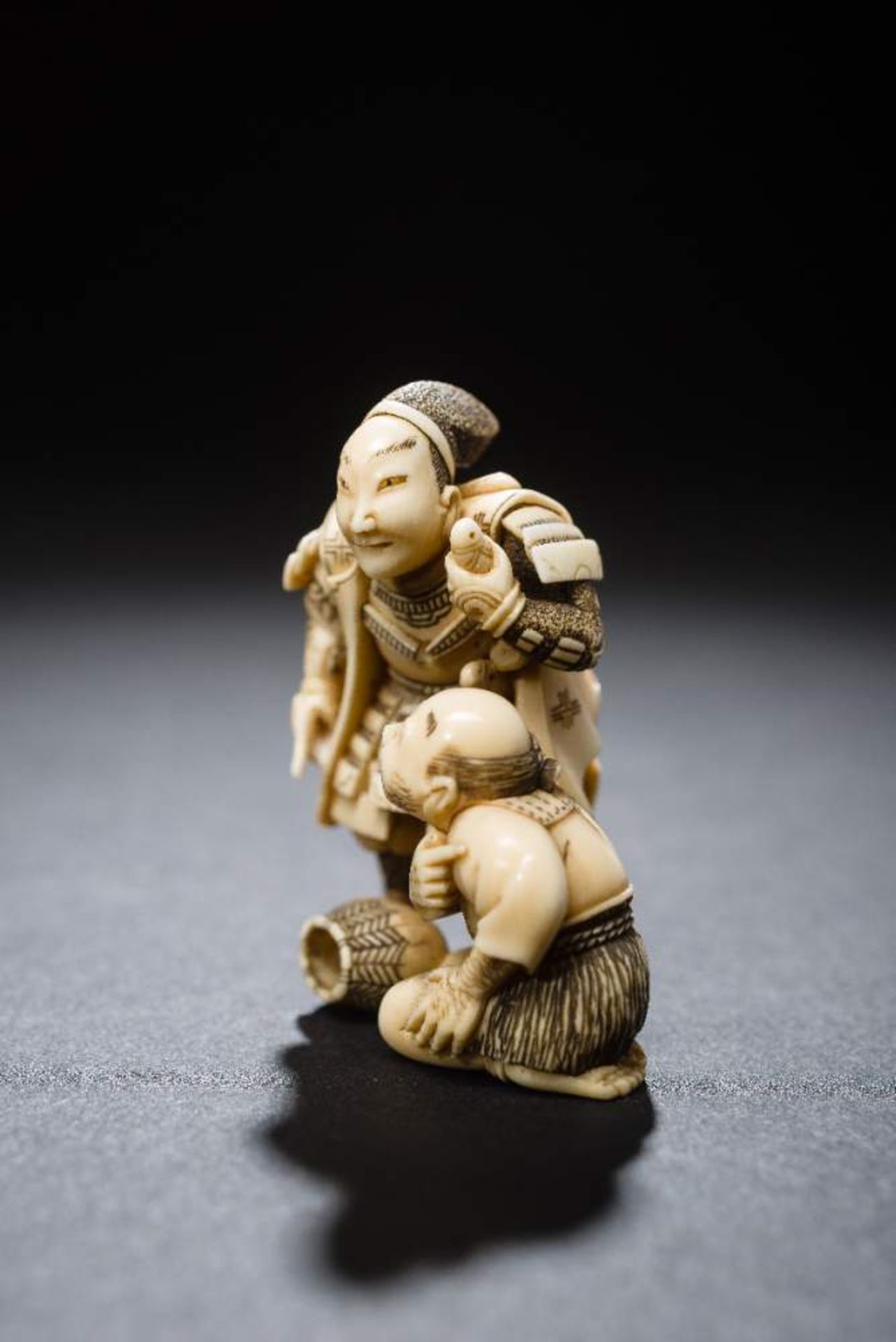 DORAKU: SAMURAI UND BAUERNetsuke, Elfenbein. Japan, 19. Jh.Die besonders genau ausgeführten - Image 3 of 6