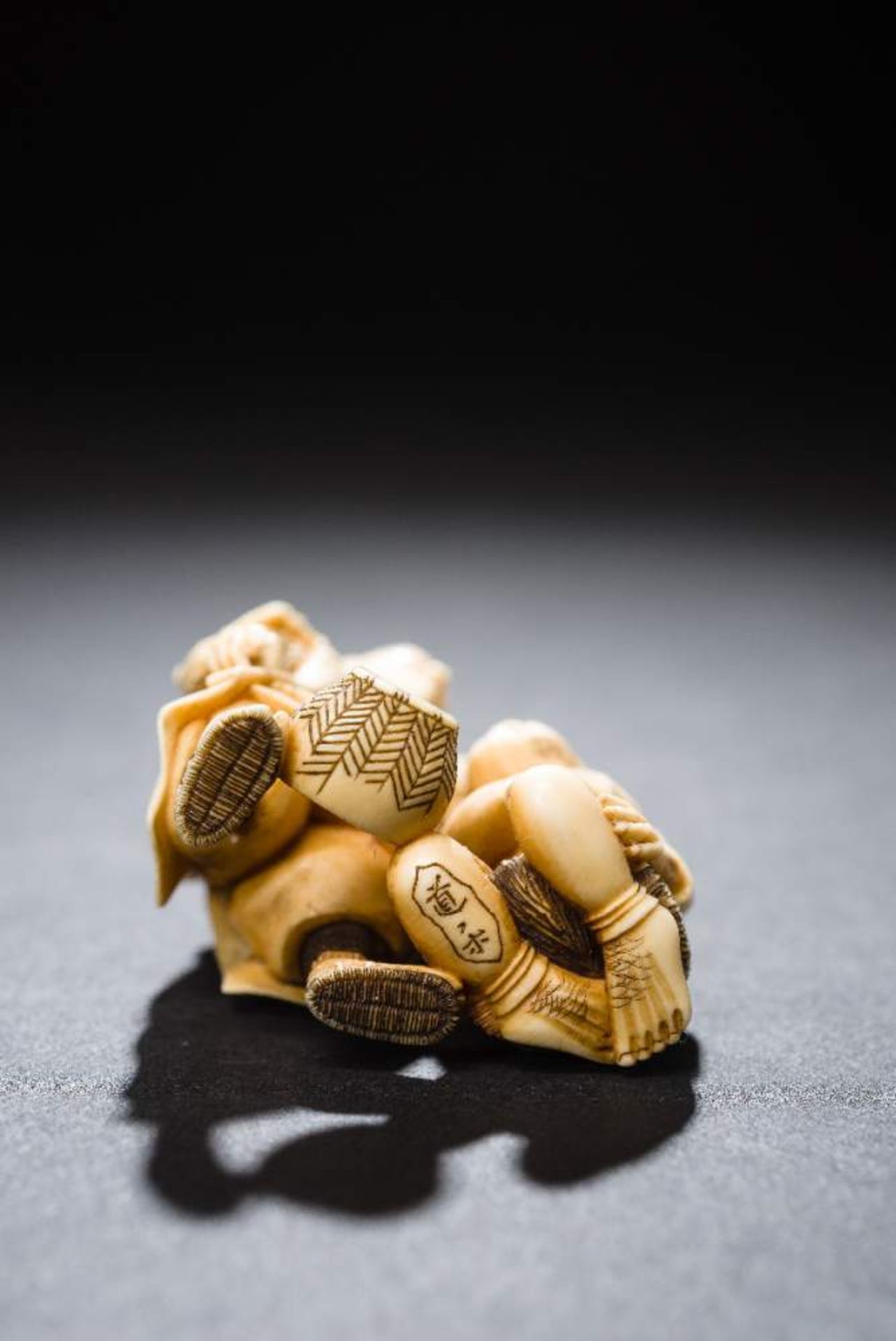 DORAKU: SAMURAI UND BAUERNetsuke, Elfenbein. Japan, 19. Jh.Die besonders genau ausgeführten - Image 6 of 6