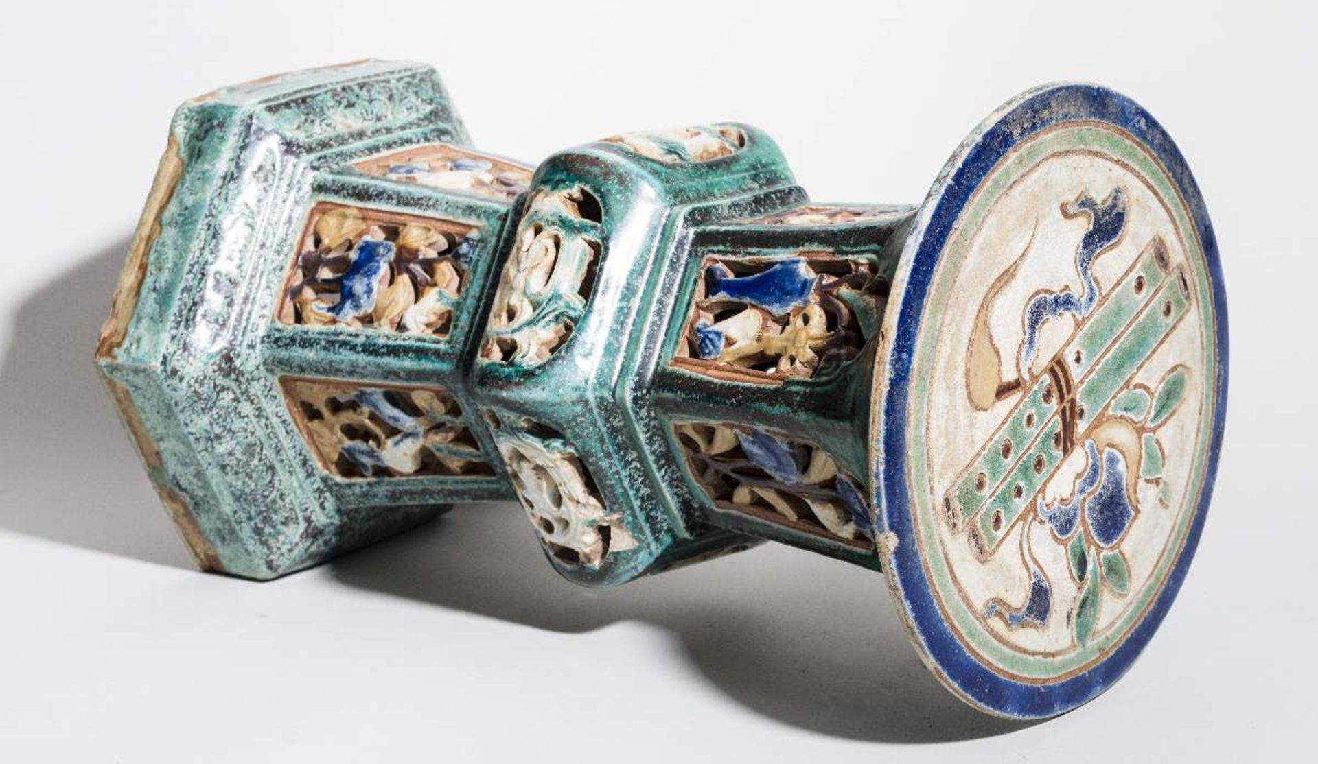 PAAR DEKORATIVE GARTENSÄULENFarbig glasierte Keramik. China, späte Qing-DynastieDie Form ist nach - Image 6 of 6