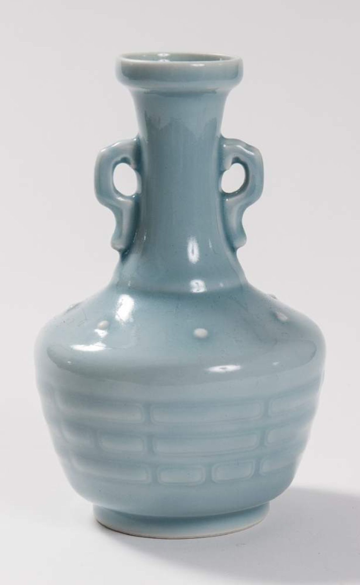 CLAIR-DE-LUNE VASE MIT DEN BAGUAPorzellan. China, Im Stil Qianlong, 18. Jh. Mit Siegelmarke - Image 7 of 9