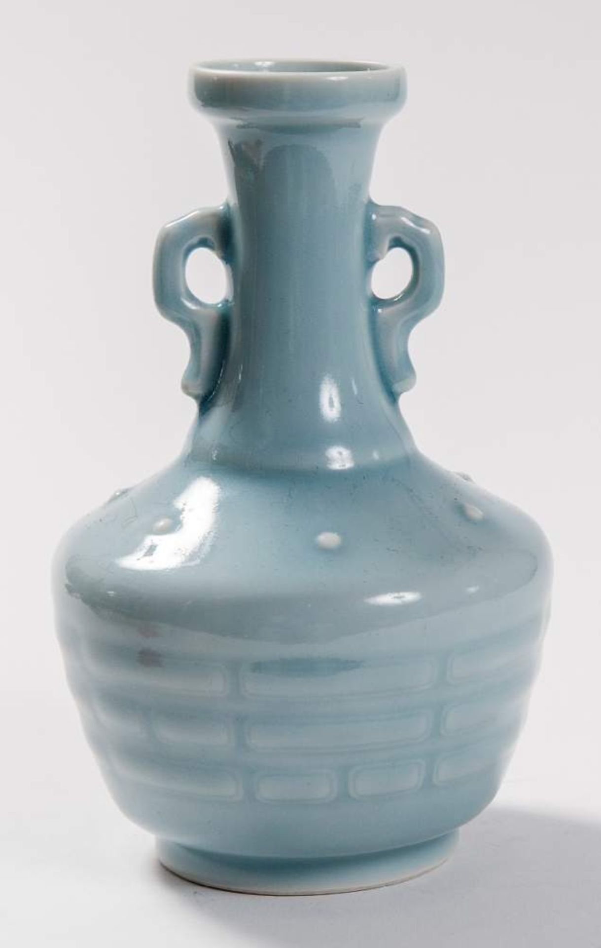 CLAIR-DE-LUNE VASE MIT DEN BAGUAPorzellan. China, Im Stil Qianlong, 18. Jh. Mit Siegelmarke - Image 9 of 9