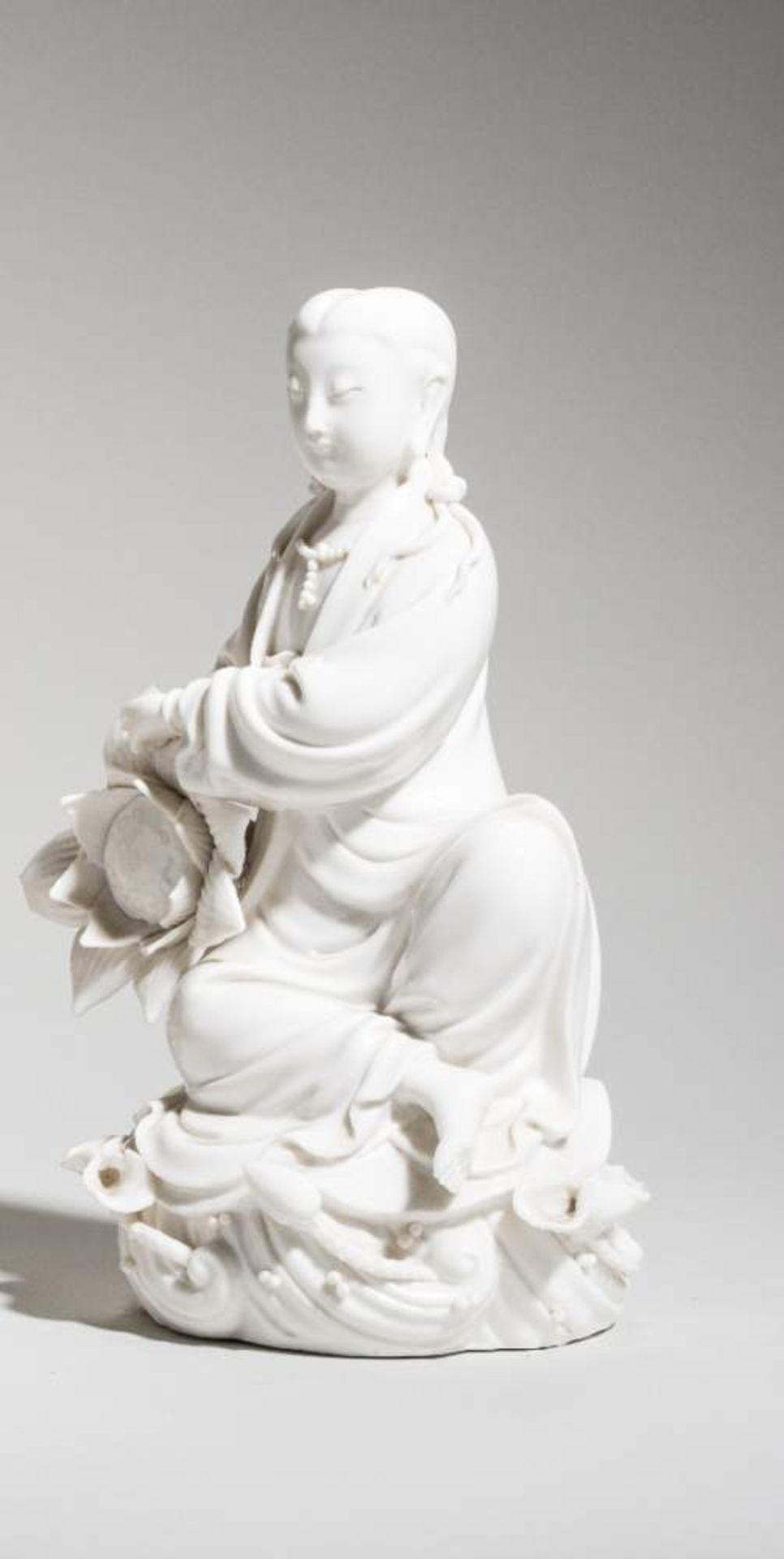 SITZENDE GUANYIN AUF WOGEBlanc de Chine. China, 20. Jh.Sitzende Göttin Guanyin auf einer Woge, mit - Image 5 of 5