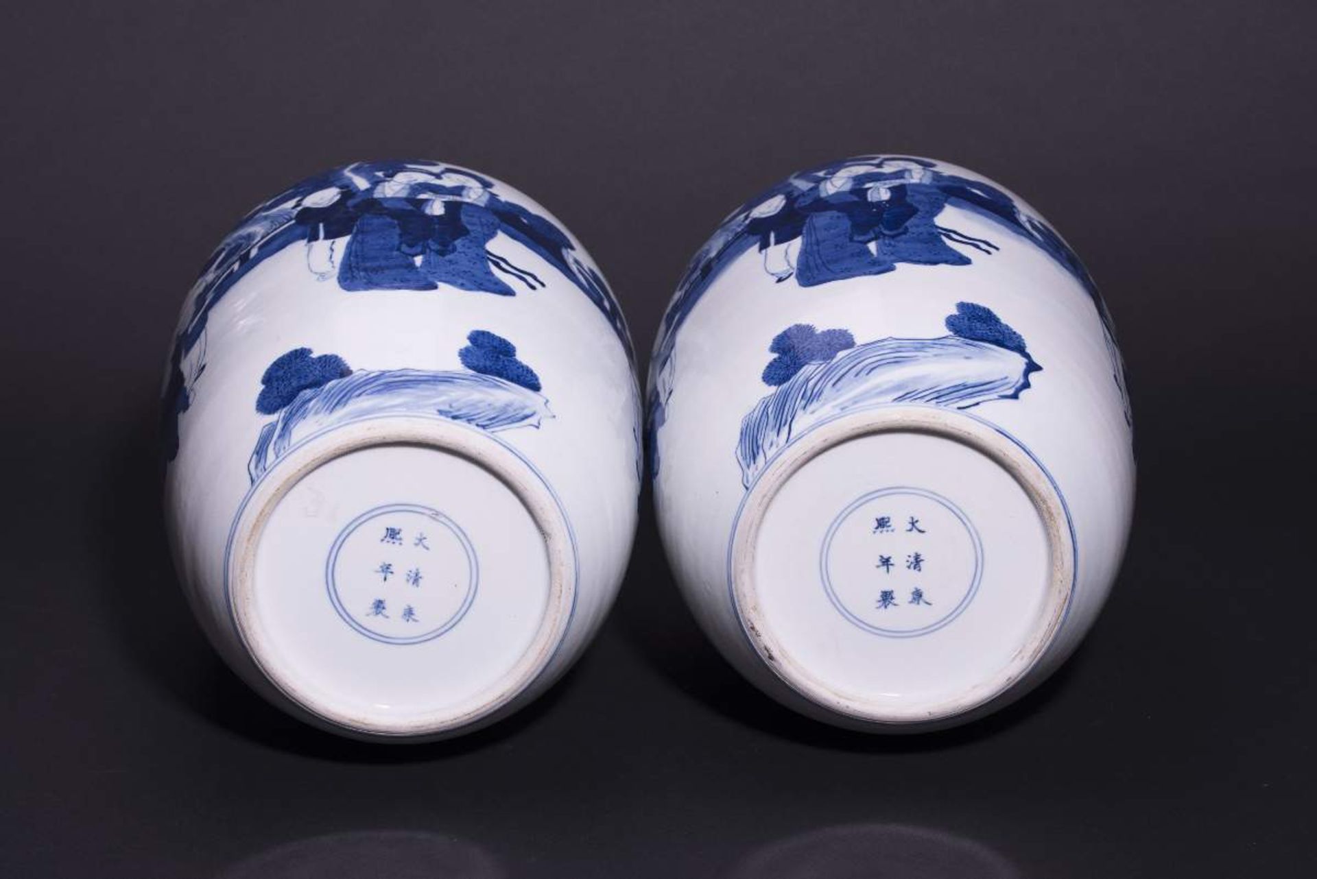 PAAR DECKELVASEN MIT GARTENSZENENBlauweißes Porzellan. China, Qing-Dynastie, 19. Jh.Mit Bodenmarke - Bild 5 aus 6