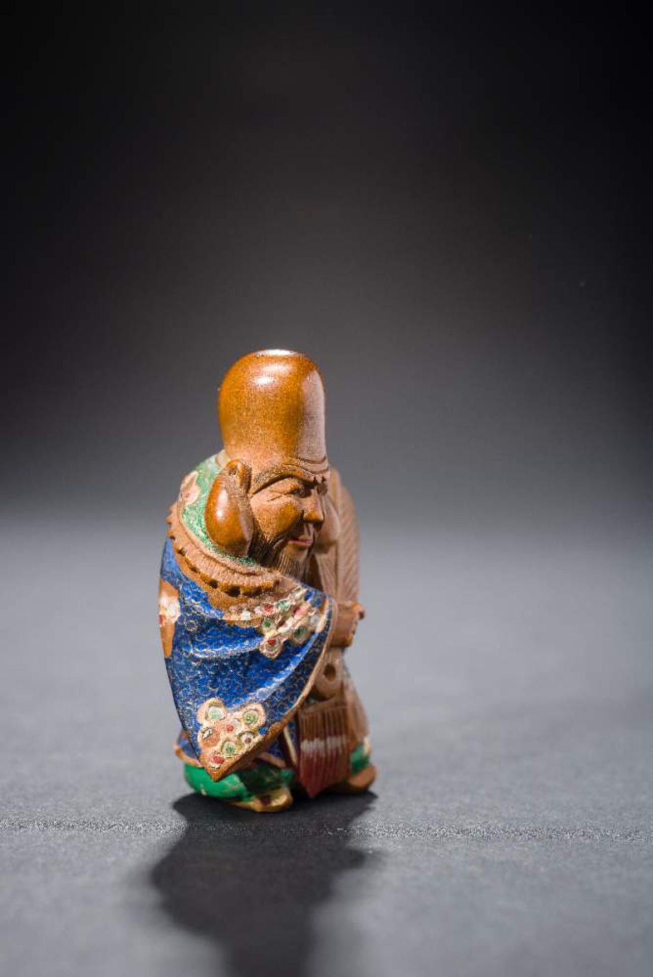 SHUZAN: DER GLÜCKSGOTT FUKUROKUJUNetsuke-Okimono, Holz mit Bemalung. Japan, 19. Jh.Sehr typische - Image 3 of 6