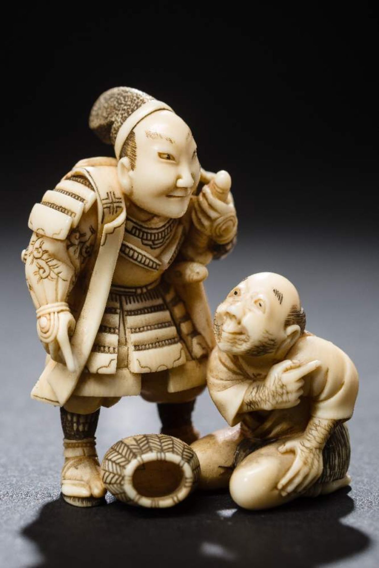 DORAKU: SAMURAI UND BAUERNetsuke, Elfenbein. Japan, 19. Jh.Die besonders genau ausgeführten