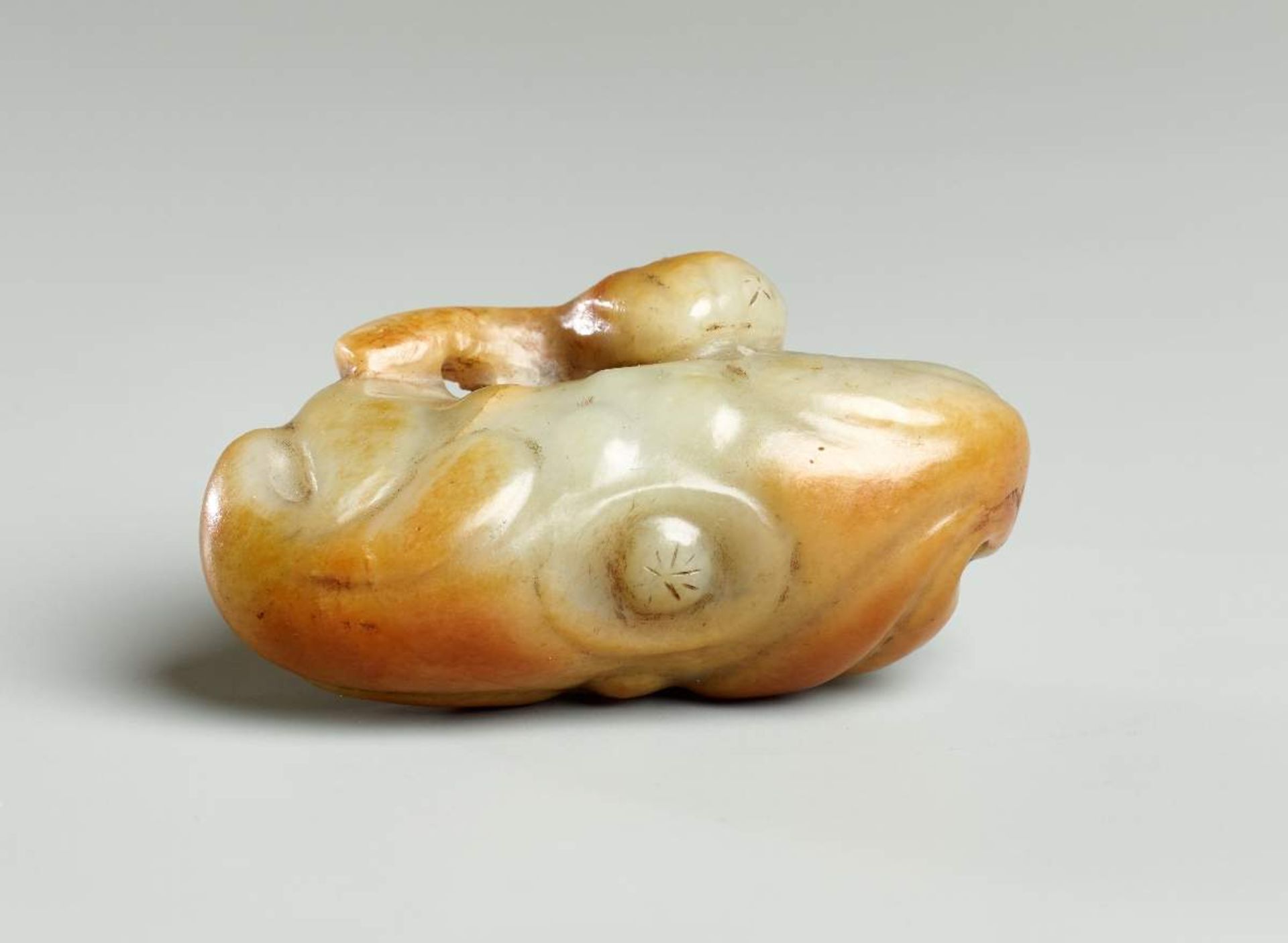 BUDDHAHANDFRUCHTJade. China, möglw. Ming-DynastieDie graugrüne Jade mit rotgelben Feldern mit - Image 3 of 6