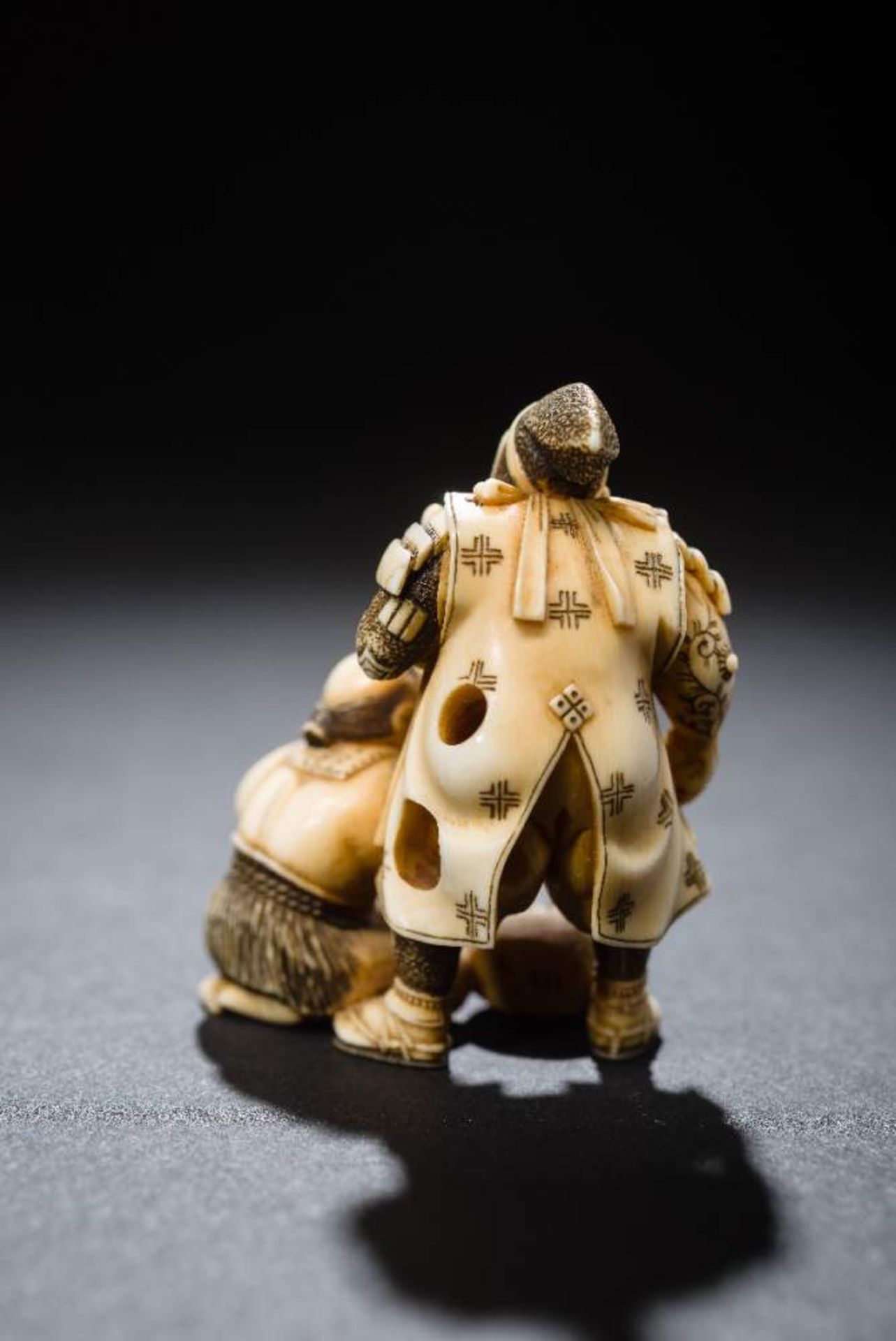 DORAKU: SAMURAI UND BAUERNetsuke, Elfenbein. Japan, 19. Jh.Die besonders genau ausgeführten - Image 5 of 6