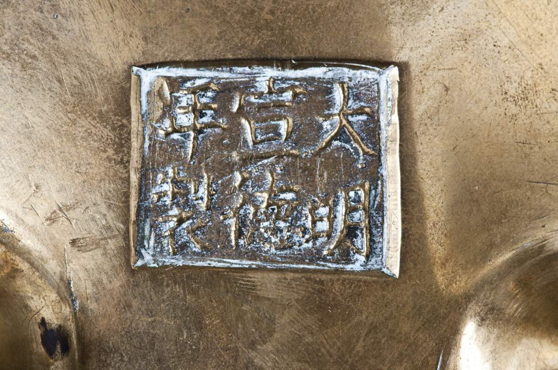 TRIPODES RÄUCHERGEFÄßGelbe Bronze. China, ca. 17. Jh.Ein schweres kleines Räuchergefäß in der - Image 5 of 5