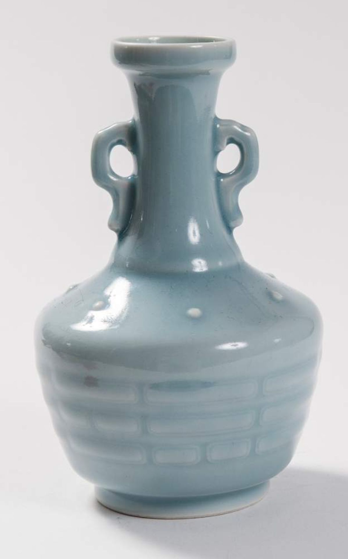 CLAIR-DE-LUNE VASE MIT DEN BAGUAPorzellan. China, Im Stil Qianlong, 18. Jh. Mit Siegelmarke - Image 6 of 9