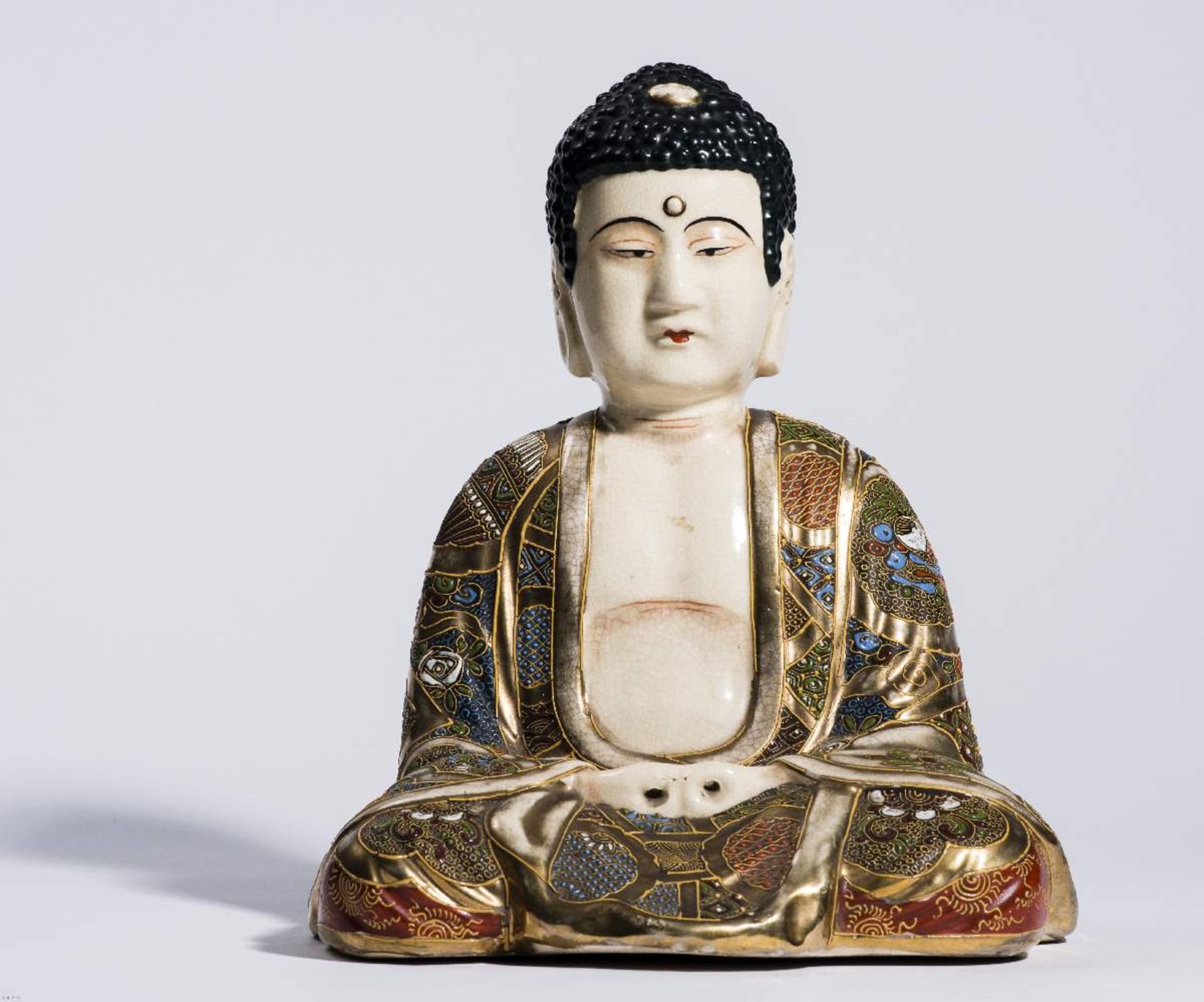 IN MEDITATION SITZENDER AMIDA BUDDHASatsuma-Keramik mit Gold. Japan, Dekorativ aufwendig gestalteter