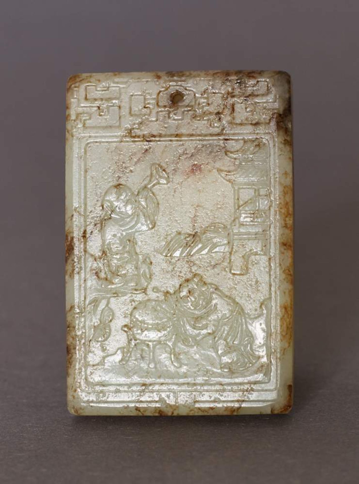 SCHMUCKANHÄNGER MIT MUSIZIERENDEN KNABENJade. China, Qing-Dynastie, frühes 19. Jh.Rechteckige