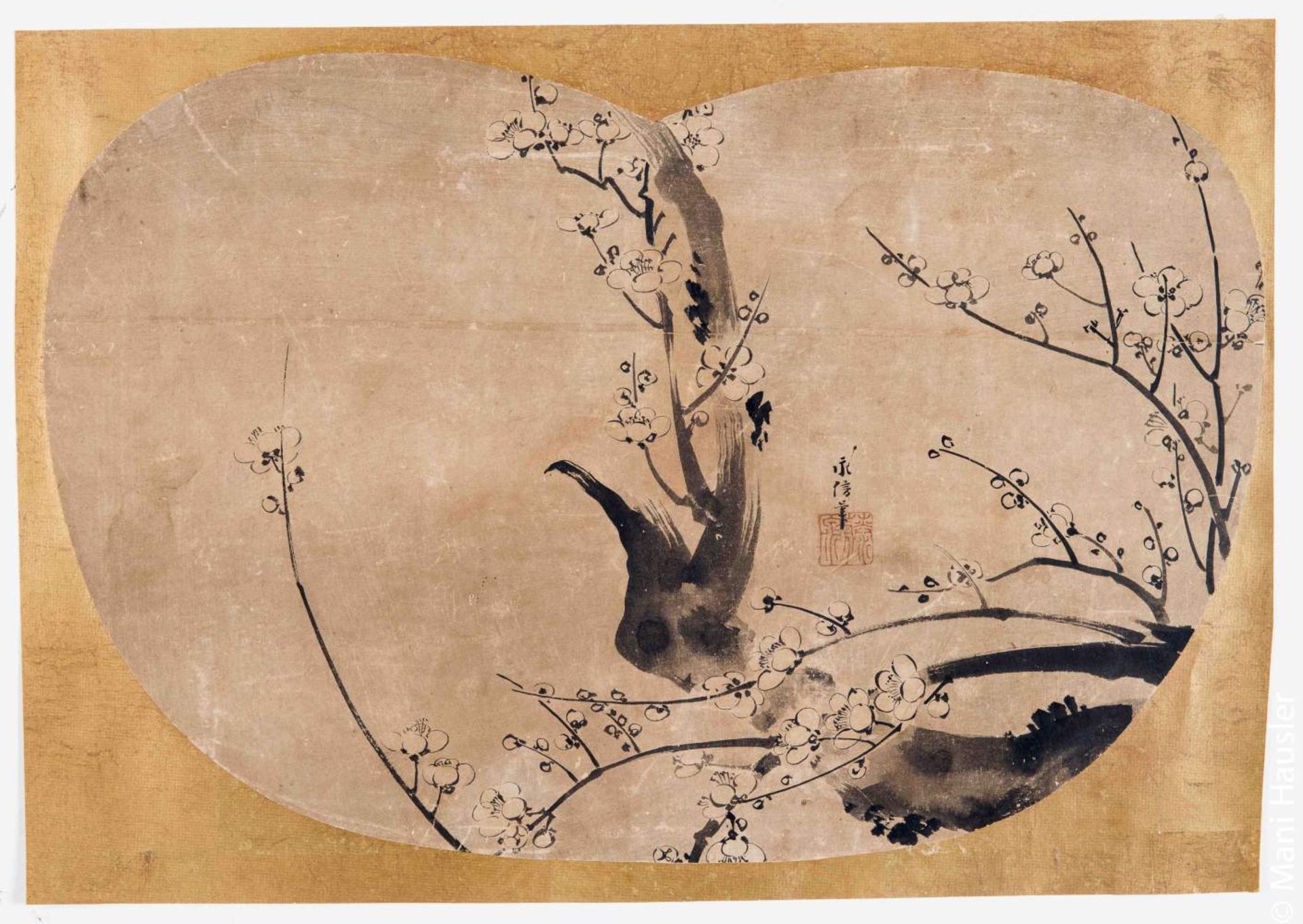 FÄCHERBILD MIT PRUNUSBLÜTEN. Japan, 17.-18. Jh.Tusche auf Papier, signiert Naganobu fude, rotes