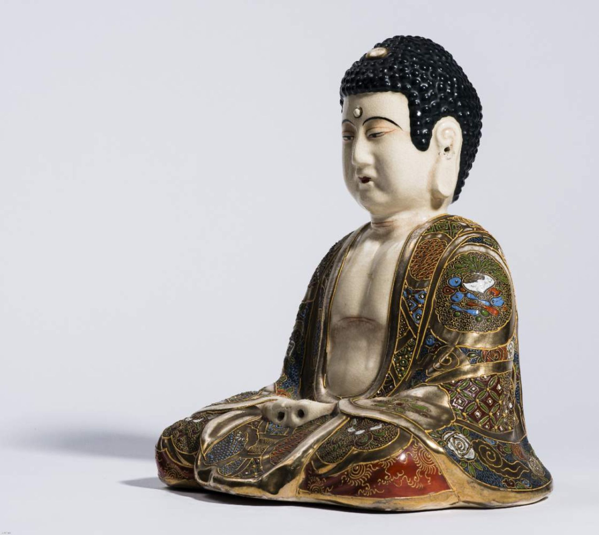 IN MEDITATION SITZENDER AMIDA BUDDHASatsuma-Keramik mit Gold. Japan, Dekorativ aufwendig gestalteter - Image 3 of 5