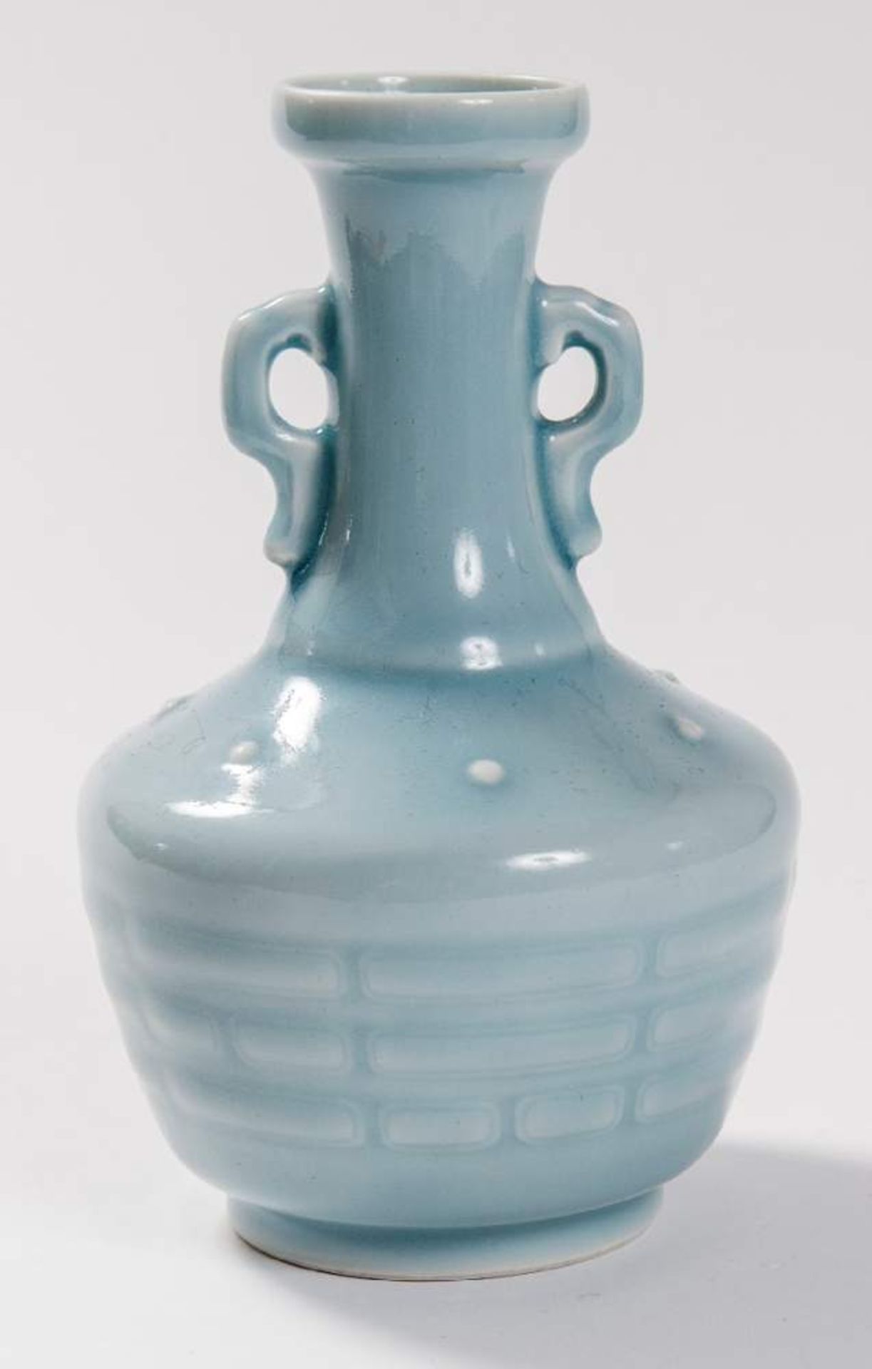 CLAIR-DE-LUNE VASE MIT DEN BAGUAPorzellan. China, Im Stil Qianlong, 18. Jh. Mit Siegelmarke