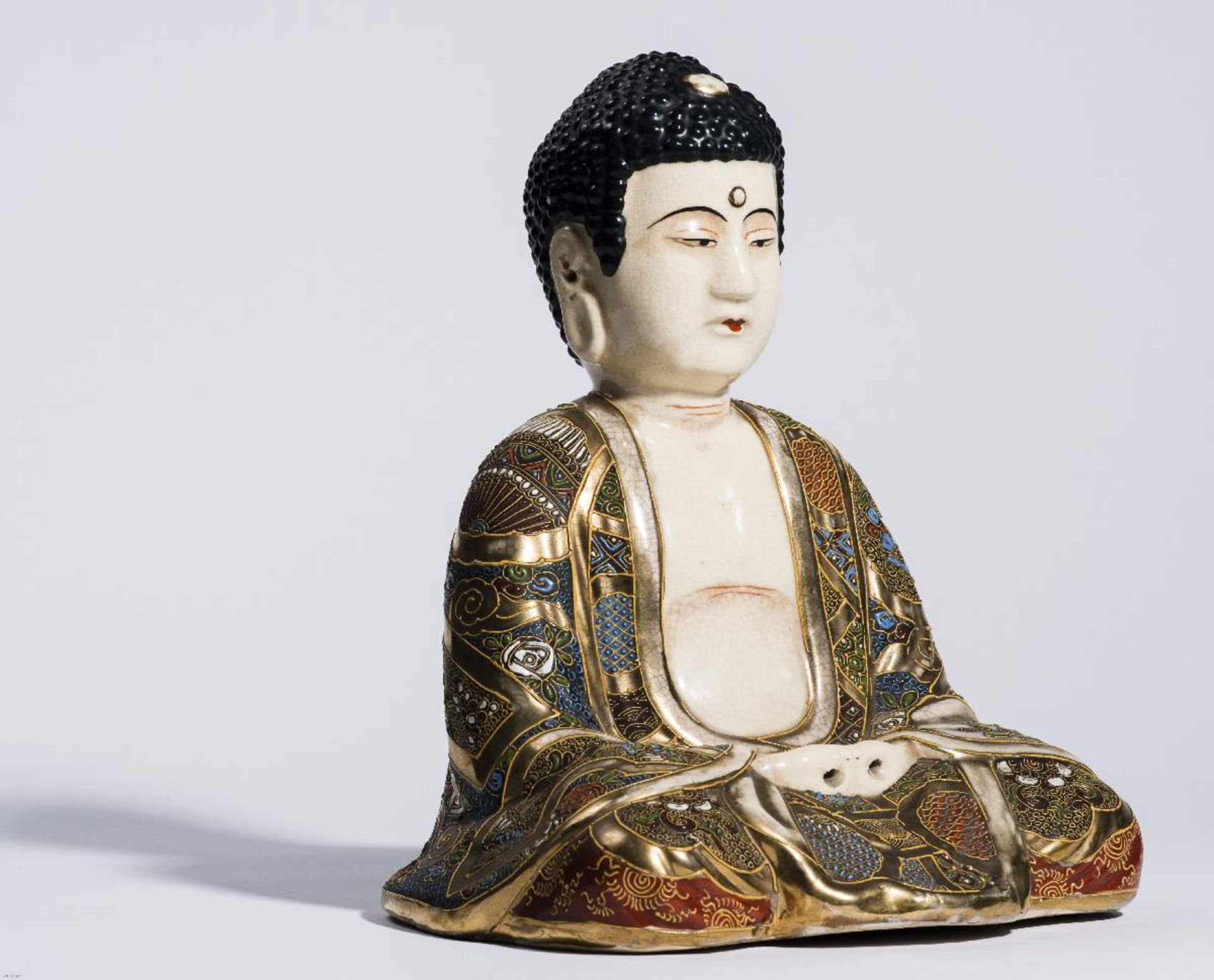 IN MEDITATION SITZENDER AMIDA BUDDHASatsuma-Keramik mit Gold. Japan, Dekorativ aufwendig gestalteter - Image 2 of 5