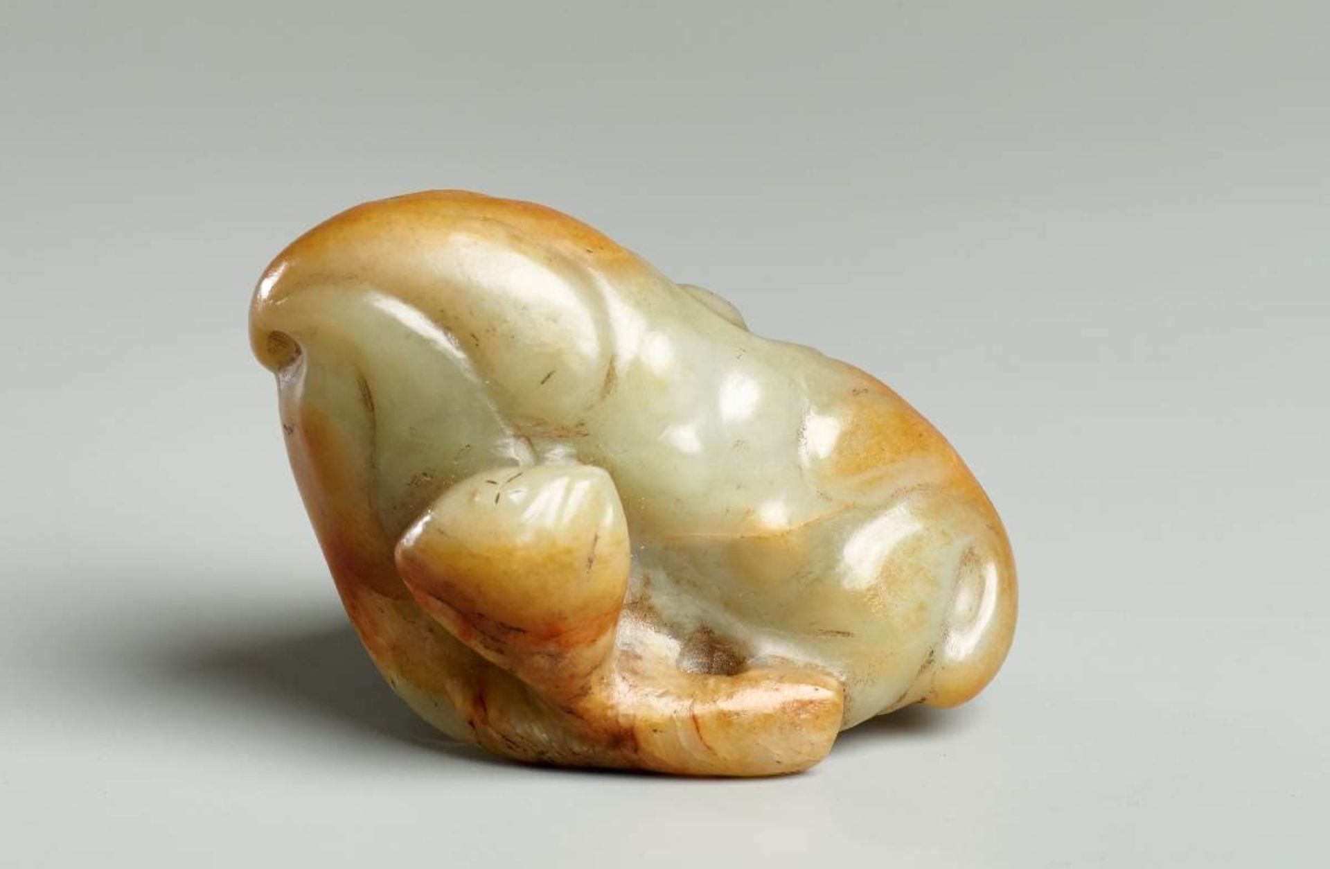 BUDDHAHANDFRUCHTJade. China, möglw. Ming-DynastieDie graugrüne Jade mit rotgelben Feldern mit - Image 5 of 6