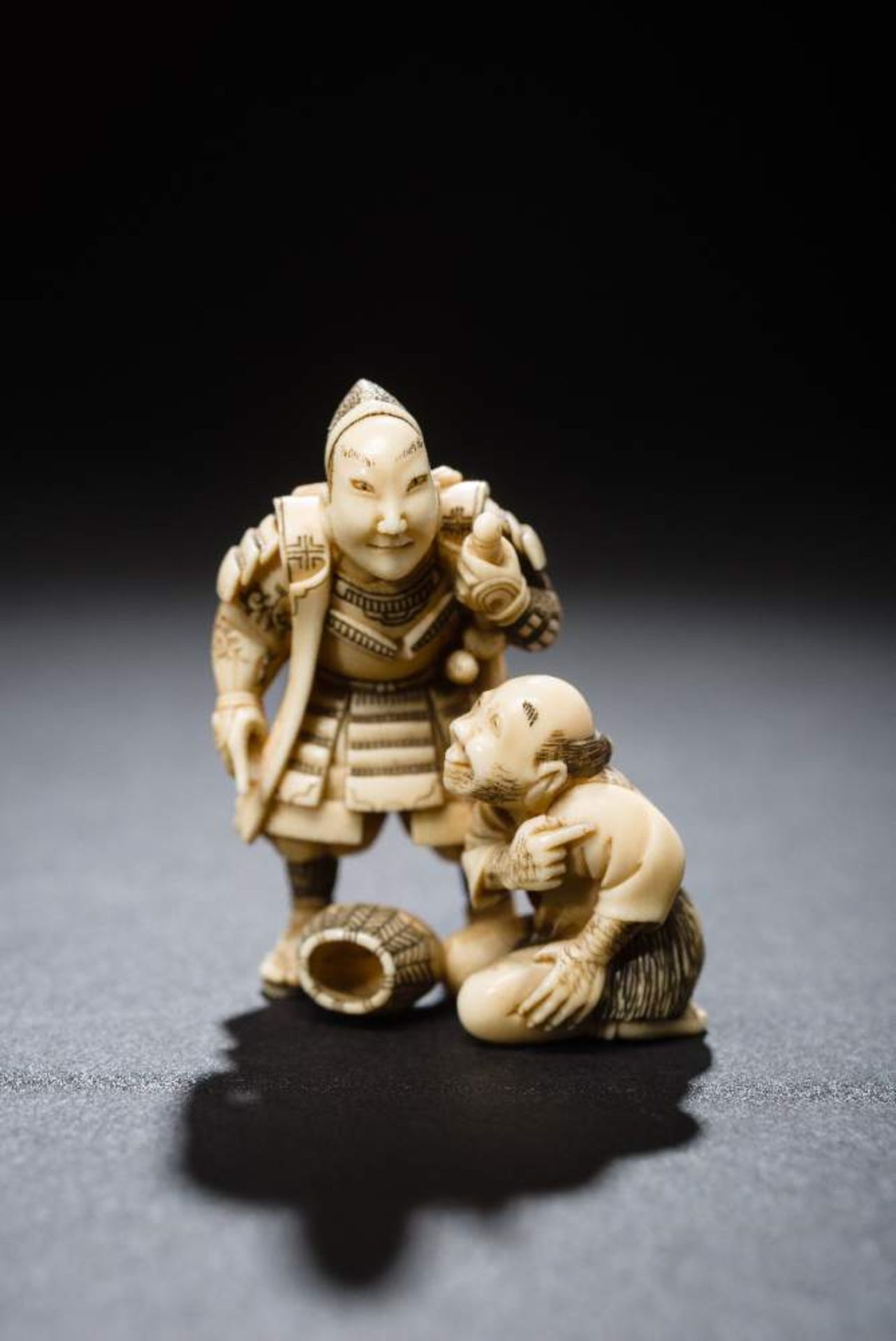 DORAKU: SAMURAI UND BAUERNetsuke, Elfenbein. Japan, 19. Jh.Die besonders genau ausgeführten - Image 2 of 6