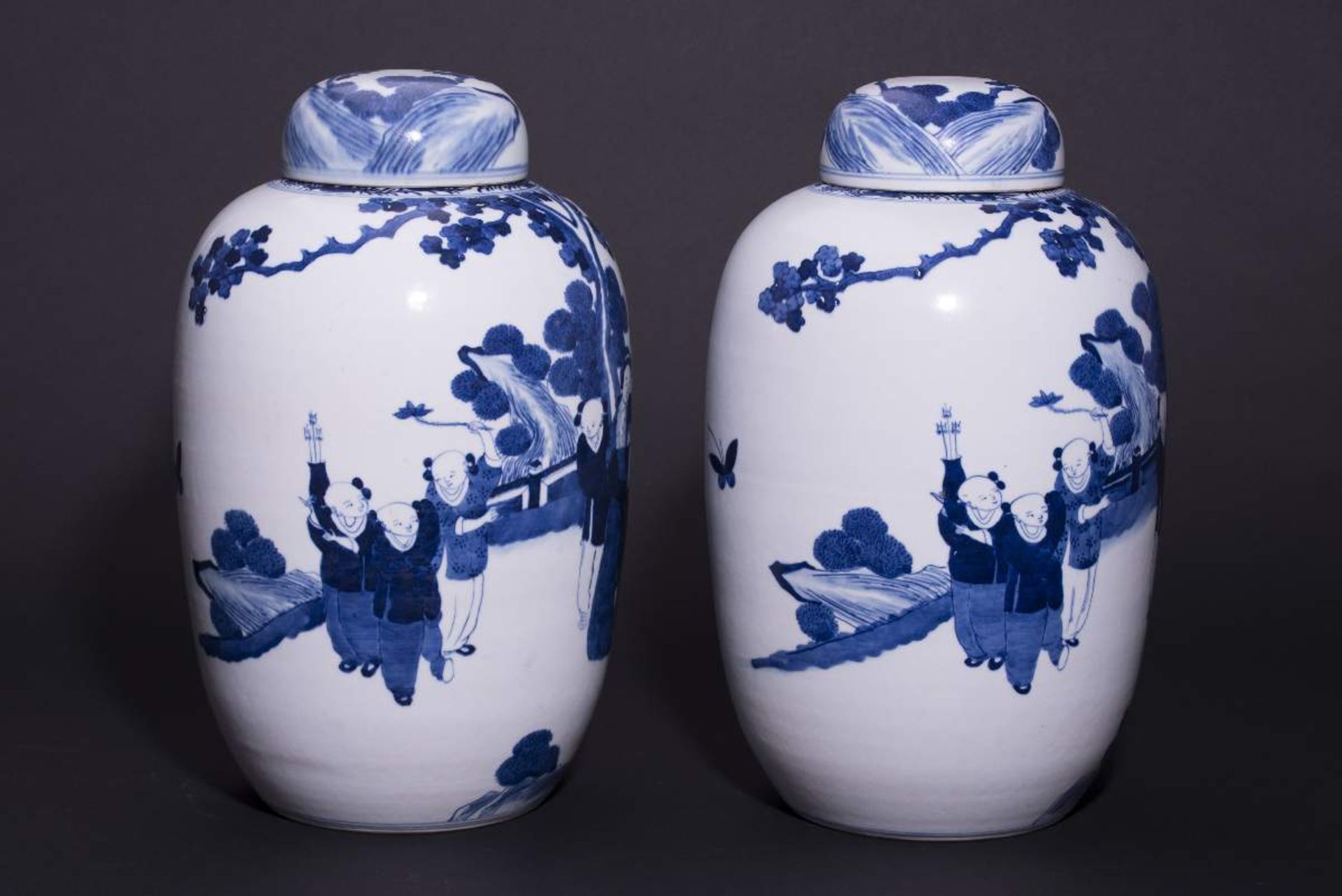 PAAR DECKELVASEN MIT GARTENSZENENBlauweißes Porzellan. China, Qing-Dynastie, 19. Jh.Mit Bodenmarke - Image 6 of 6