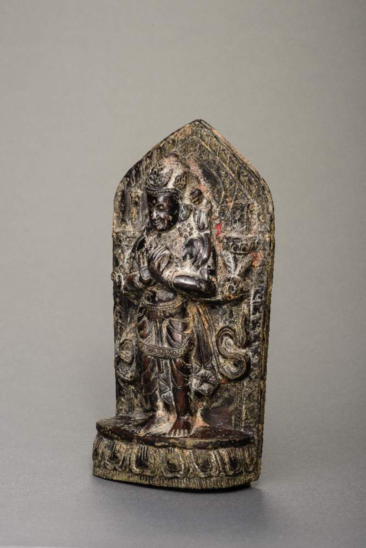 STELE DES BODHISATTVA MANJUSHRIGrauer Stein oder Steinguß. Nepal, 19th cent.Farbschön gemalte Vase - Image 3 of 5