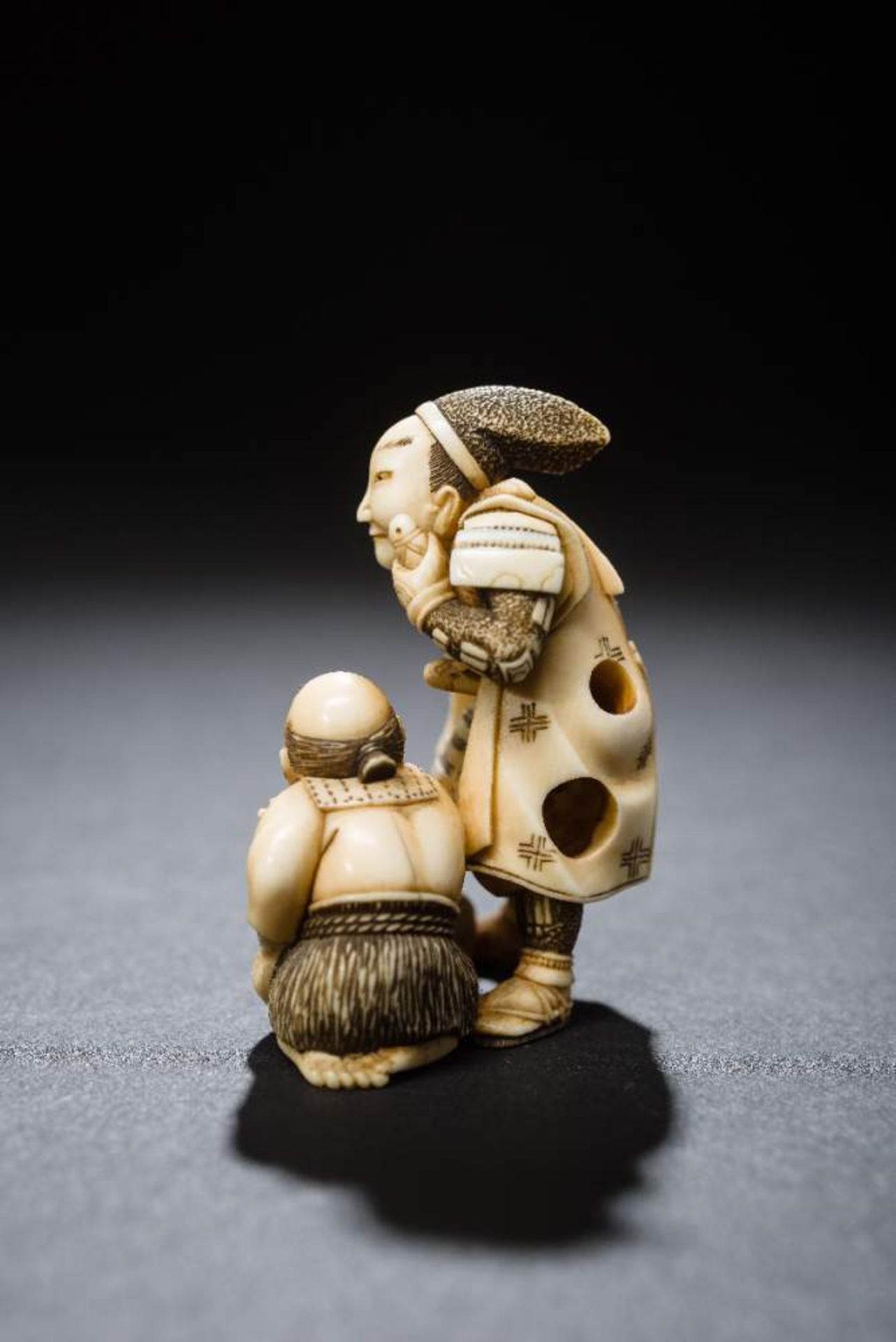 DORAKU: SAMURAI UND BAUERNetsuke, Elfenbein. Japan, 19. Jh.Die besonders genau ausgeführten - Image 4 of 6