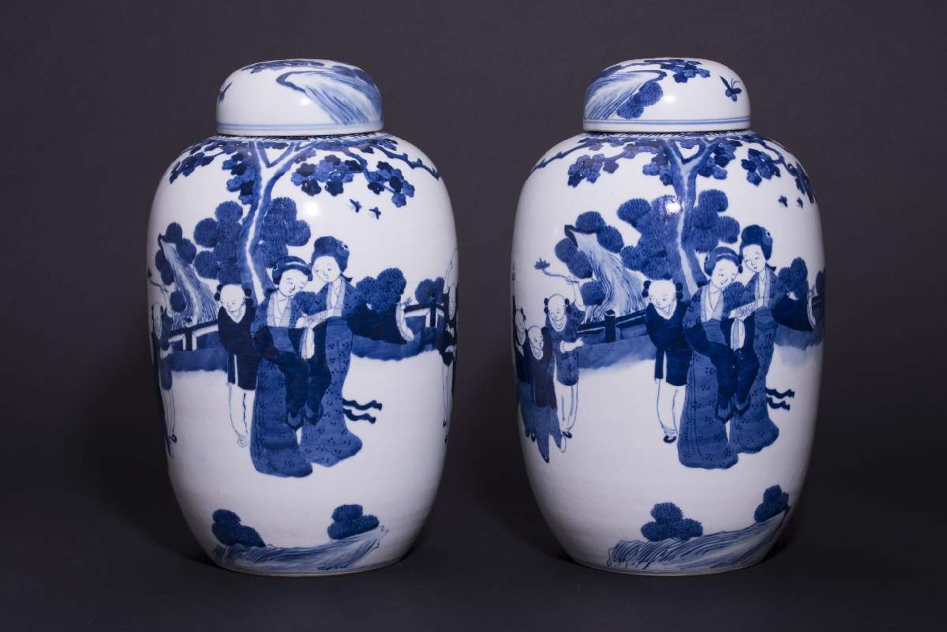 PAAR DECKELVASEN MIT GARTENSZENENBlauweißes Porzellan. China, Qing-Dynastie, 19. Jh.Mit Bodenmarke
